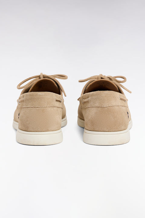 Chaussures bateau en cuir suédé beige - Image 2