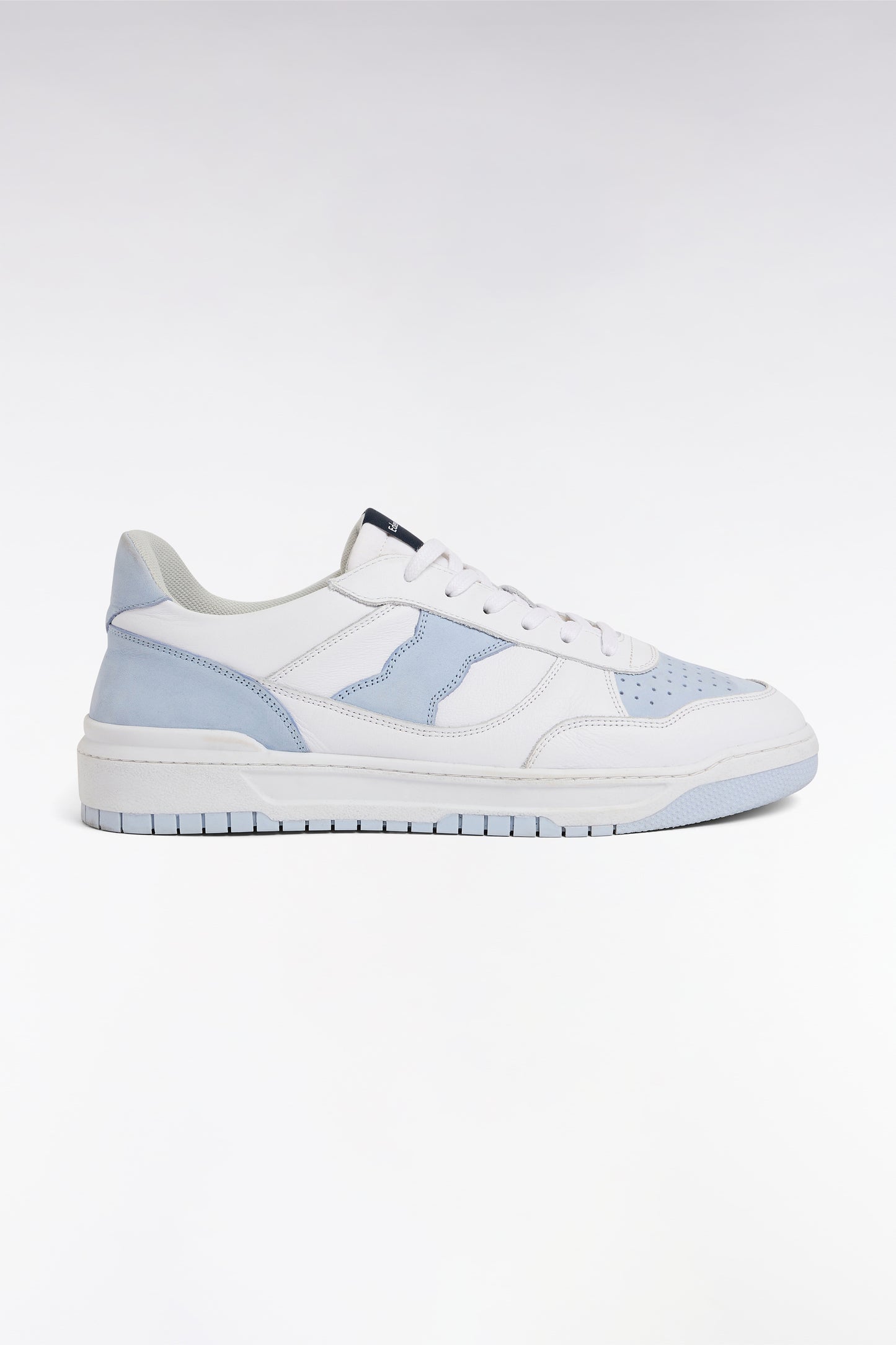 Sneakers bicolores en cuir lisse blanc et cuir suédé bleu ciel