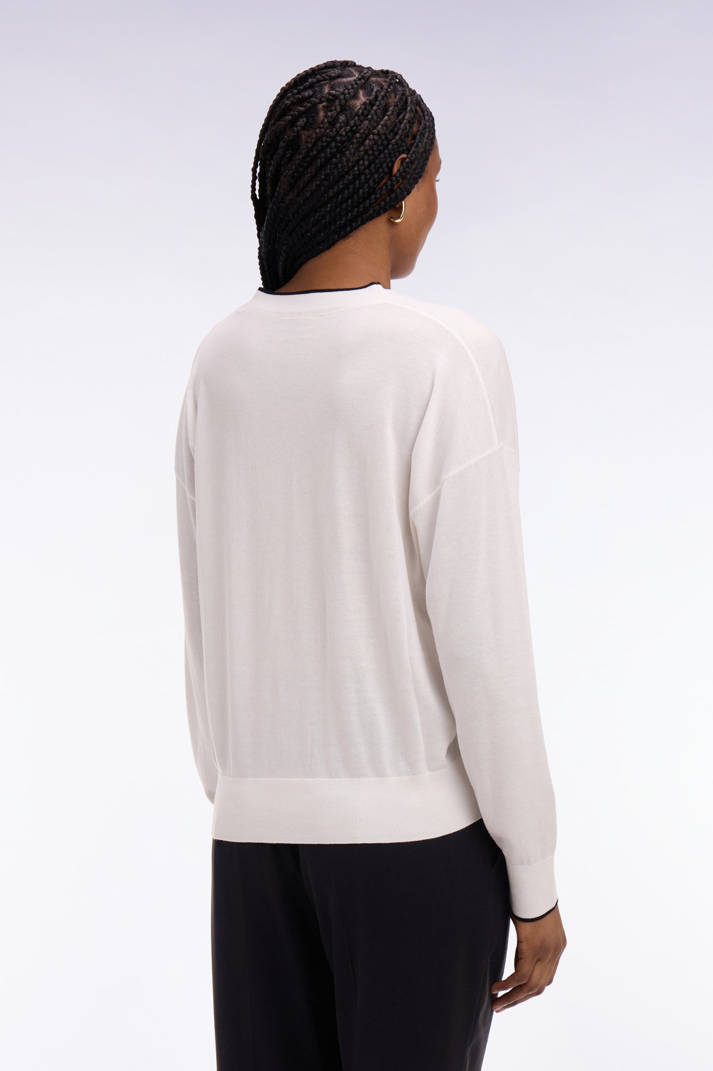 White V-neck buttoned cardigan