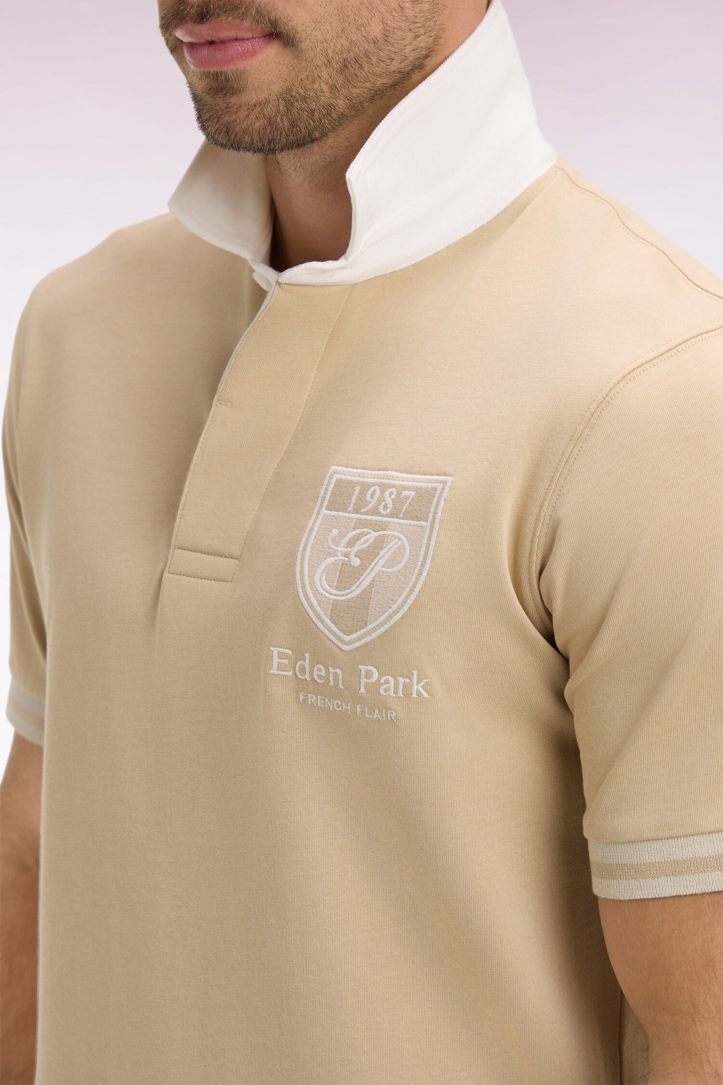 Short-sleeved jersey in beige cotton jersey with embroidered crest, regular fit