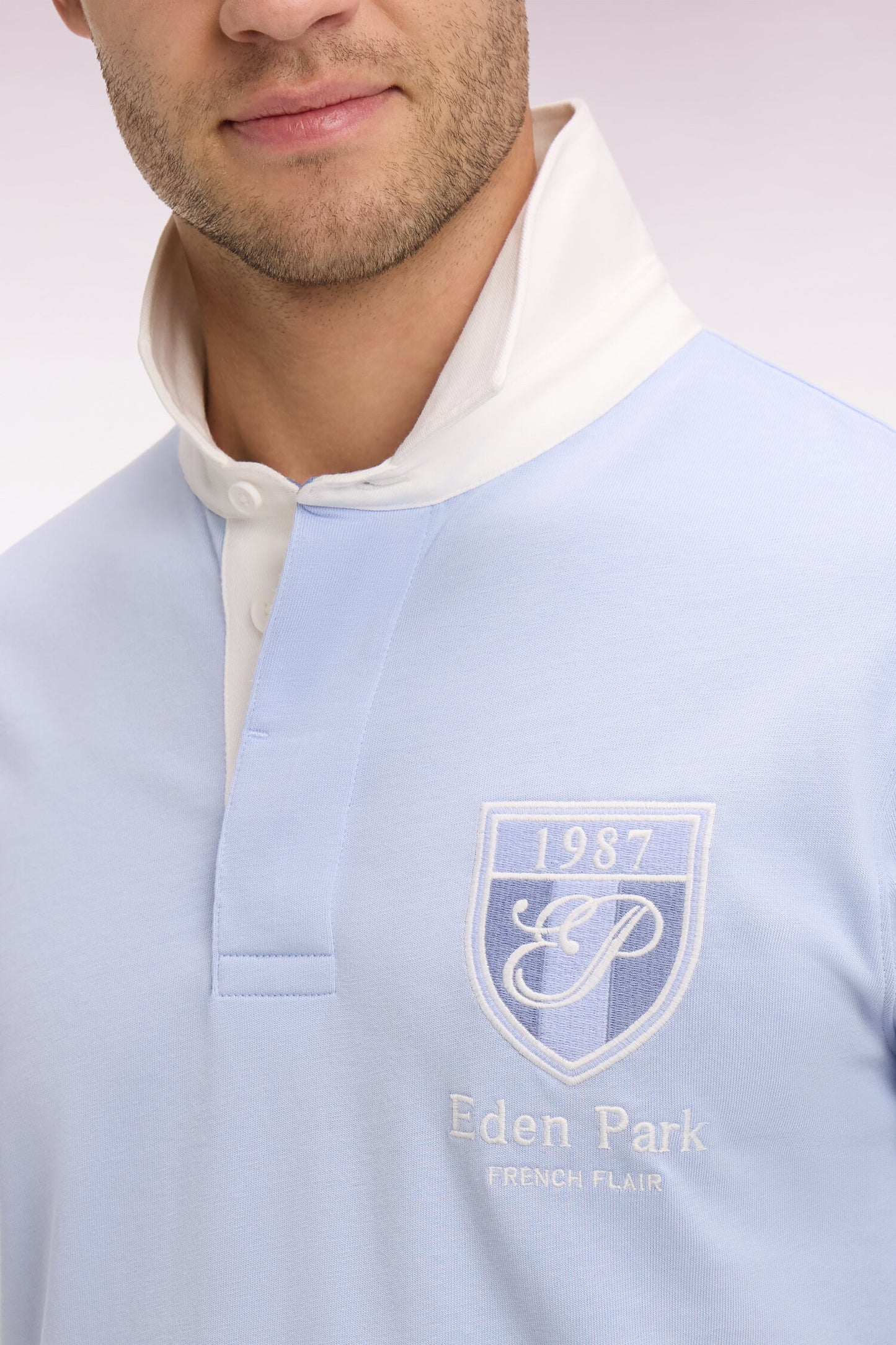 Short-sleeved jersey in sky cotton jersey with embroidered crest, regular fit