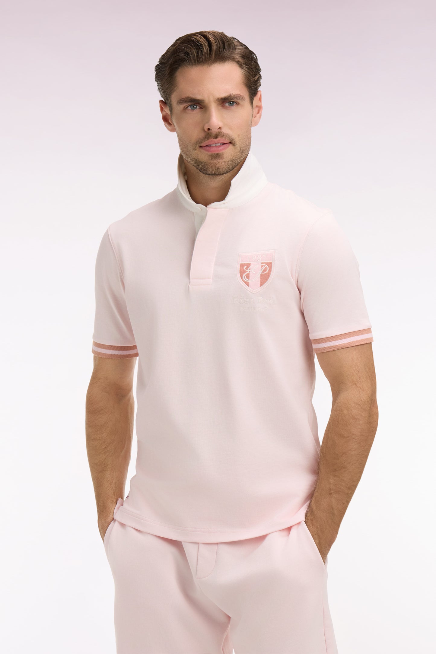 Regular fit short-sleeved jersey in pink cotton jersey with embroidered crest