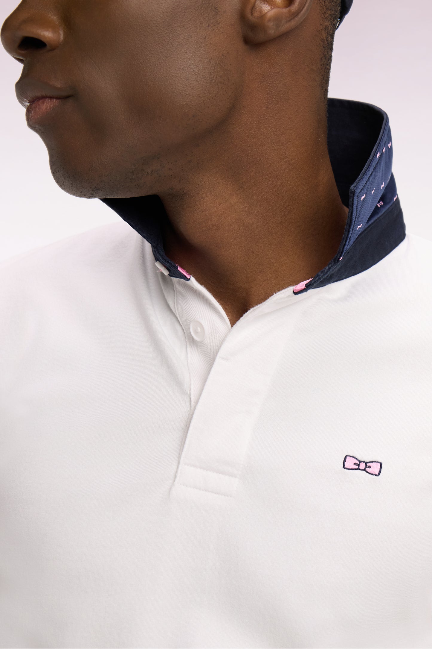 White cotton short-sleeved jersey with back embroidery, regular fit