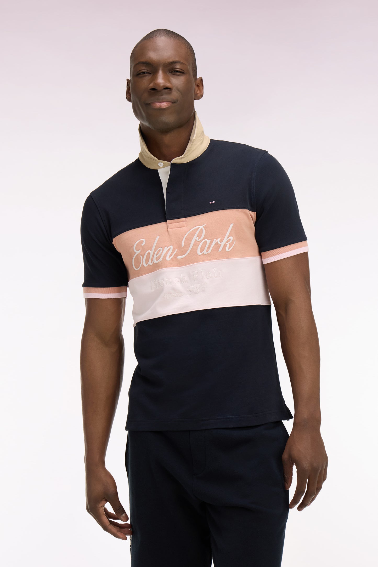 Regular fit navy short-sleeved jersey with pastel cutouts and embroidery