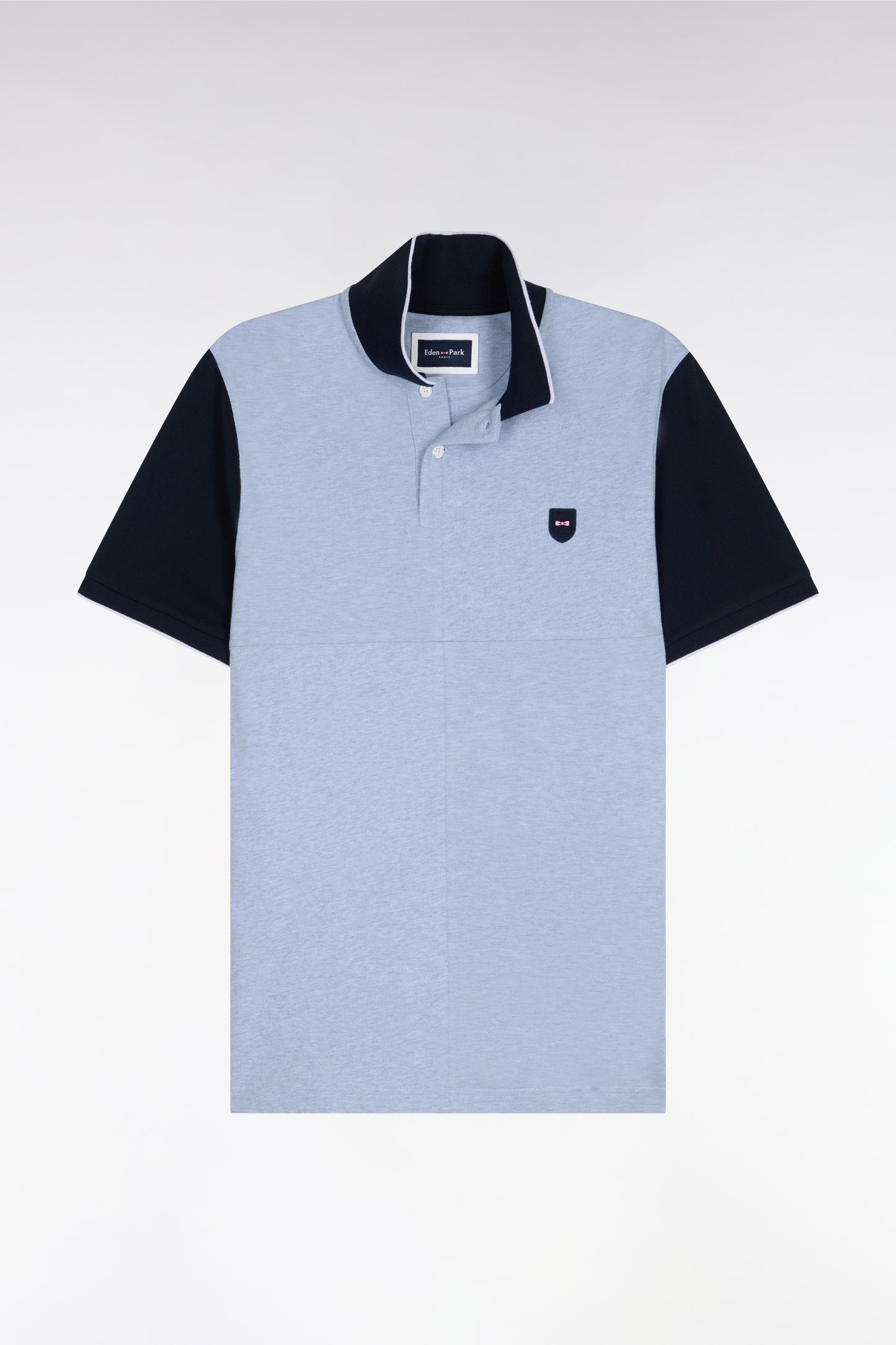 Polo manches courtes bicolore en coton bleu ciel à découpes coupe regular
