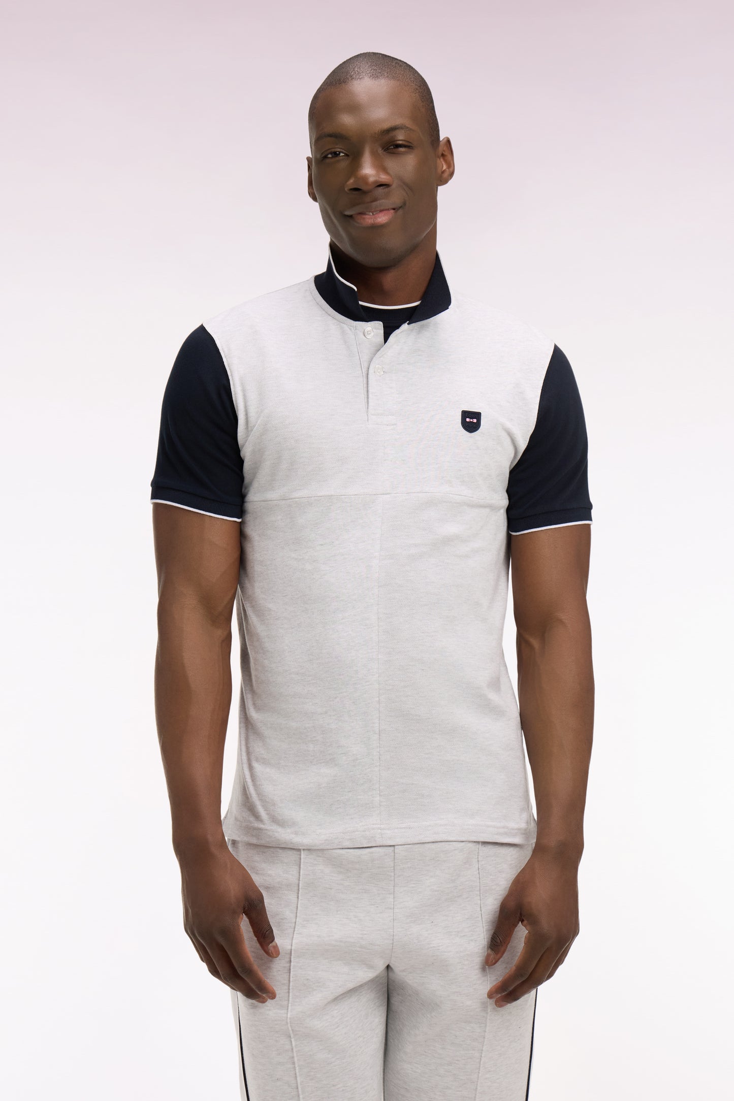 Polo manches courtes bicolore en coton gris clair à découpes coupe regular