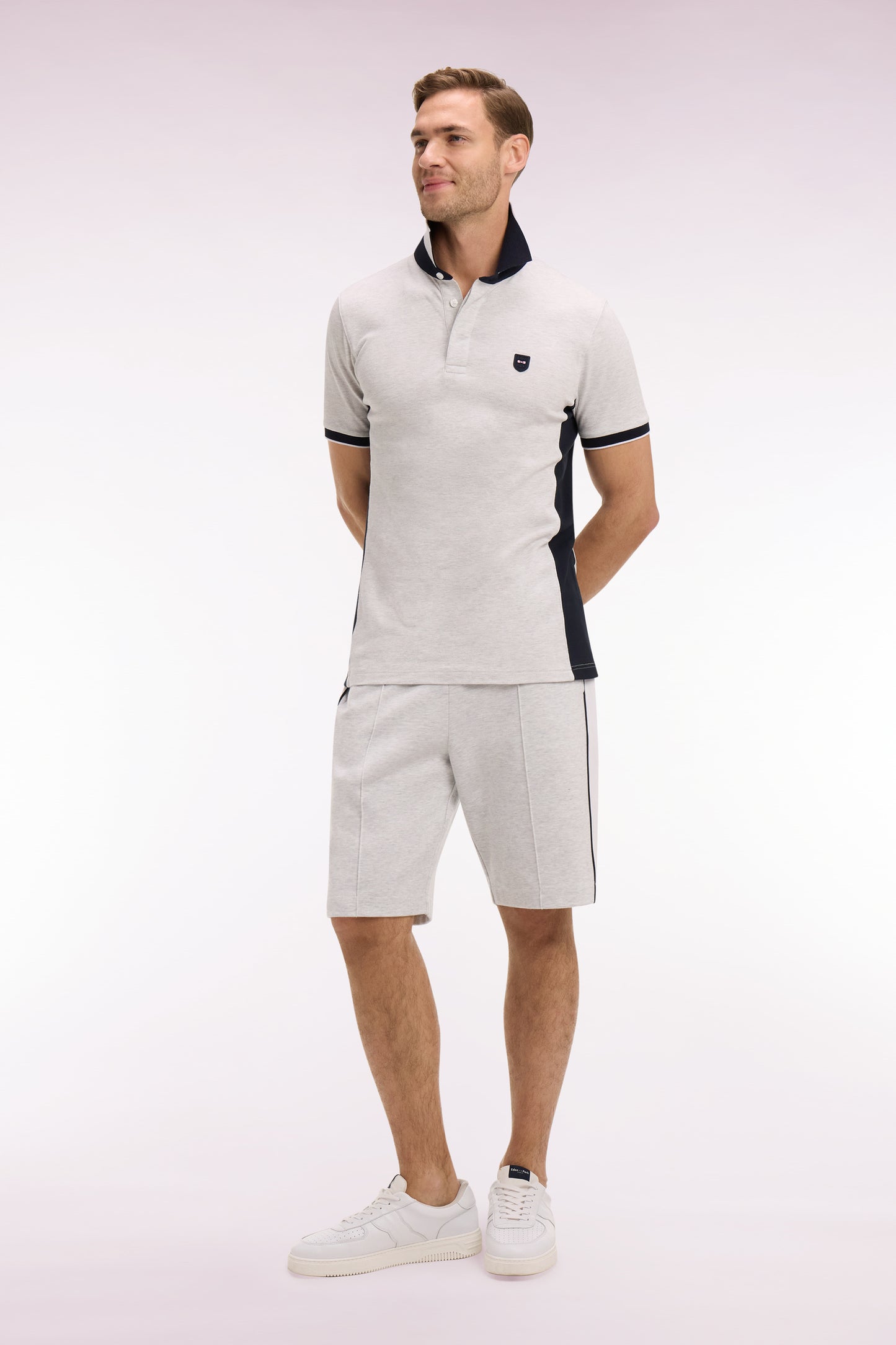 Polo manches courtes en coton gris clair et découpes marine coupe slim