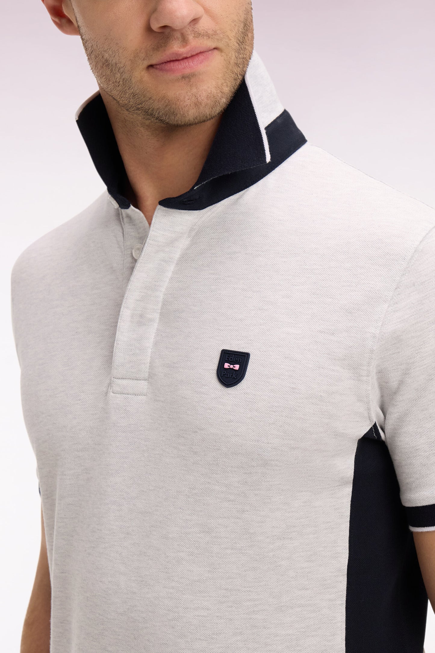 Polo manches courtes en coton gris clair et découpes marine coupe slim