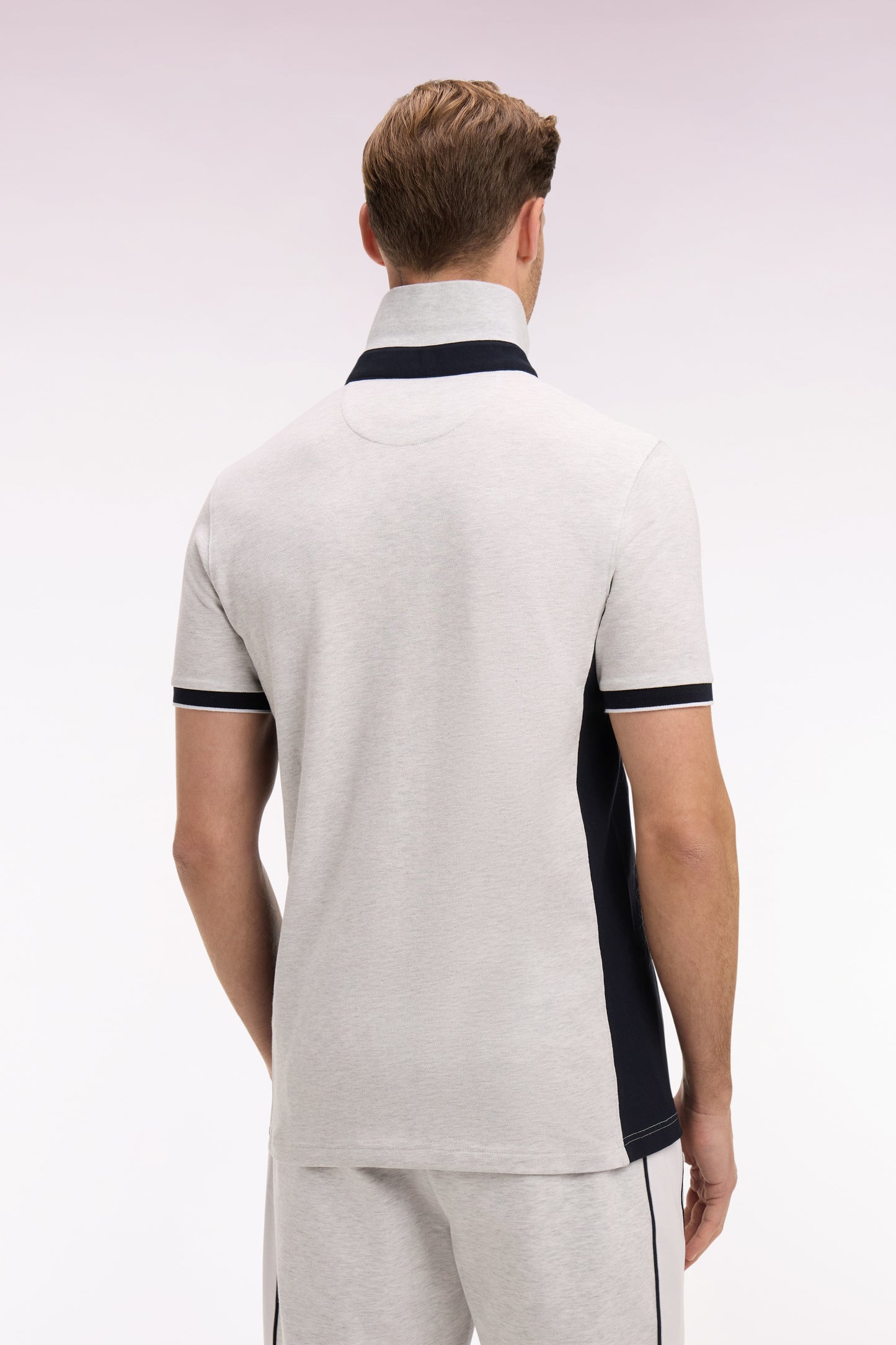 Polo manches courtes en coton gris clair et découpes marine coupe slim