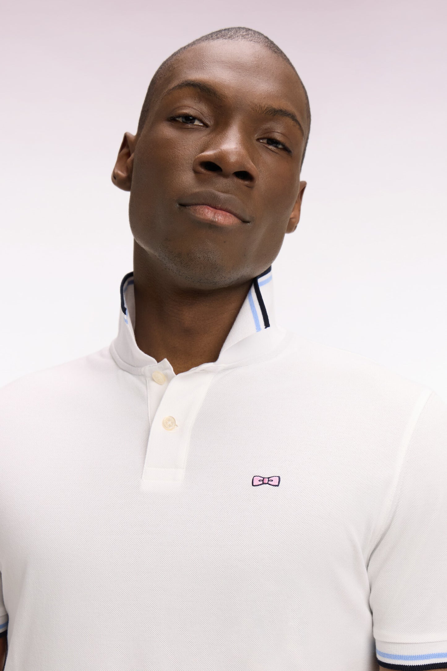 Polo manches courtes en coton blanc détails rayés coupe regular