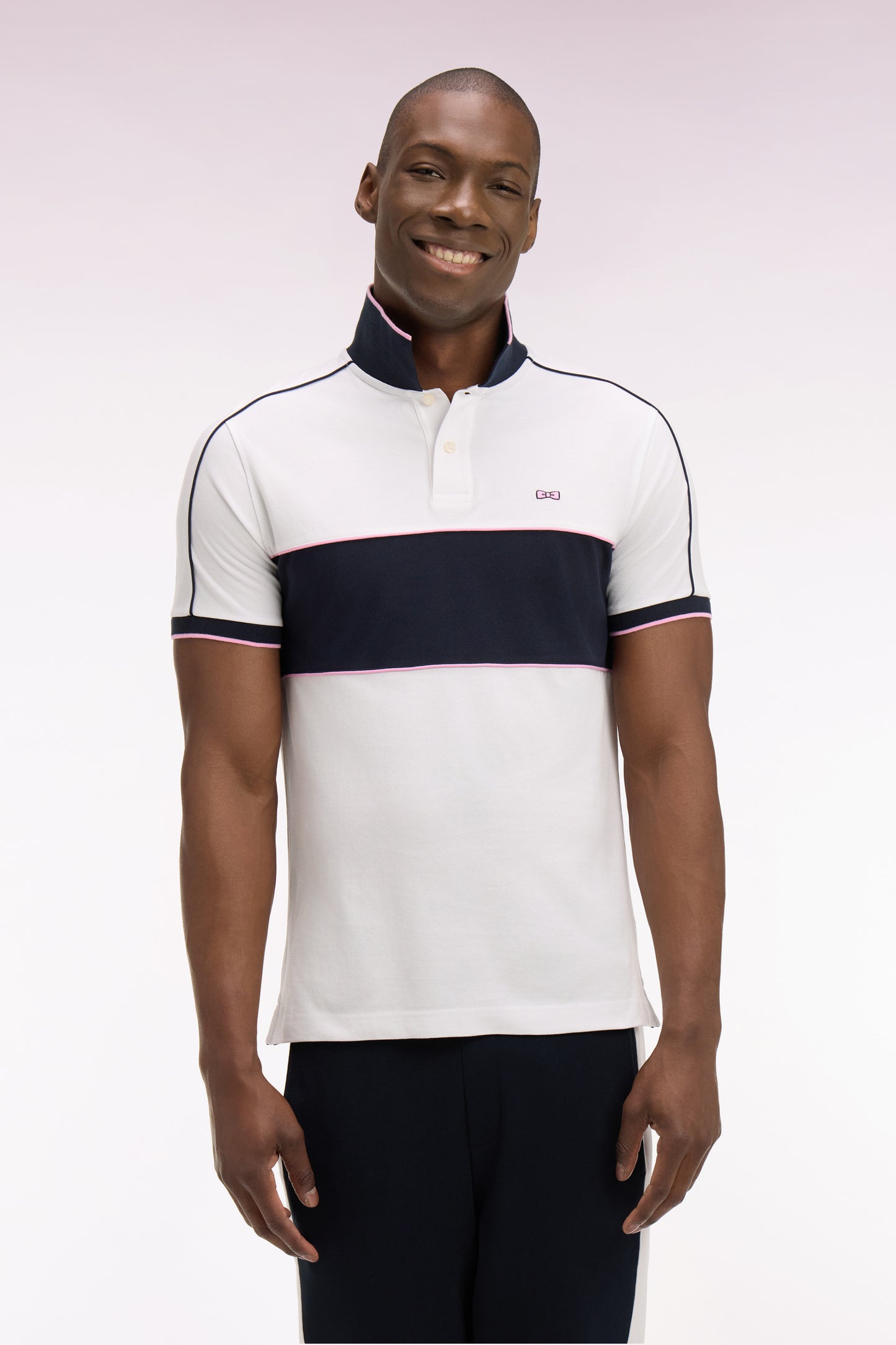 Short-sleeved polo shirt in white cotton with navy cutouts, regular fit