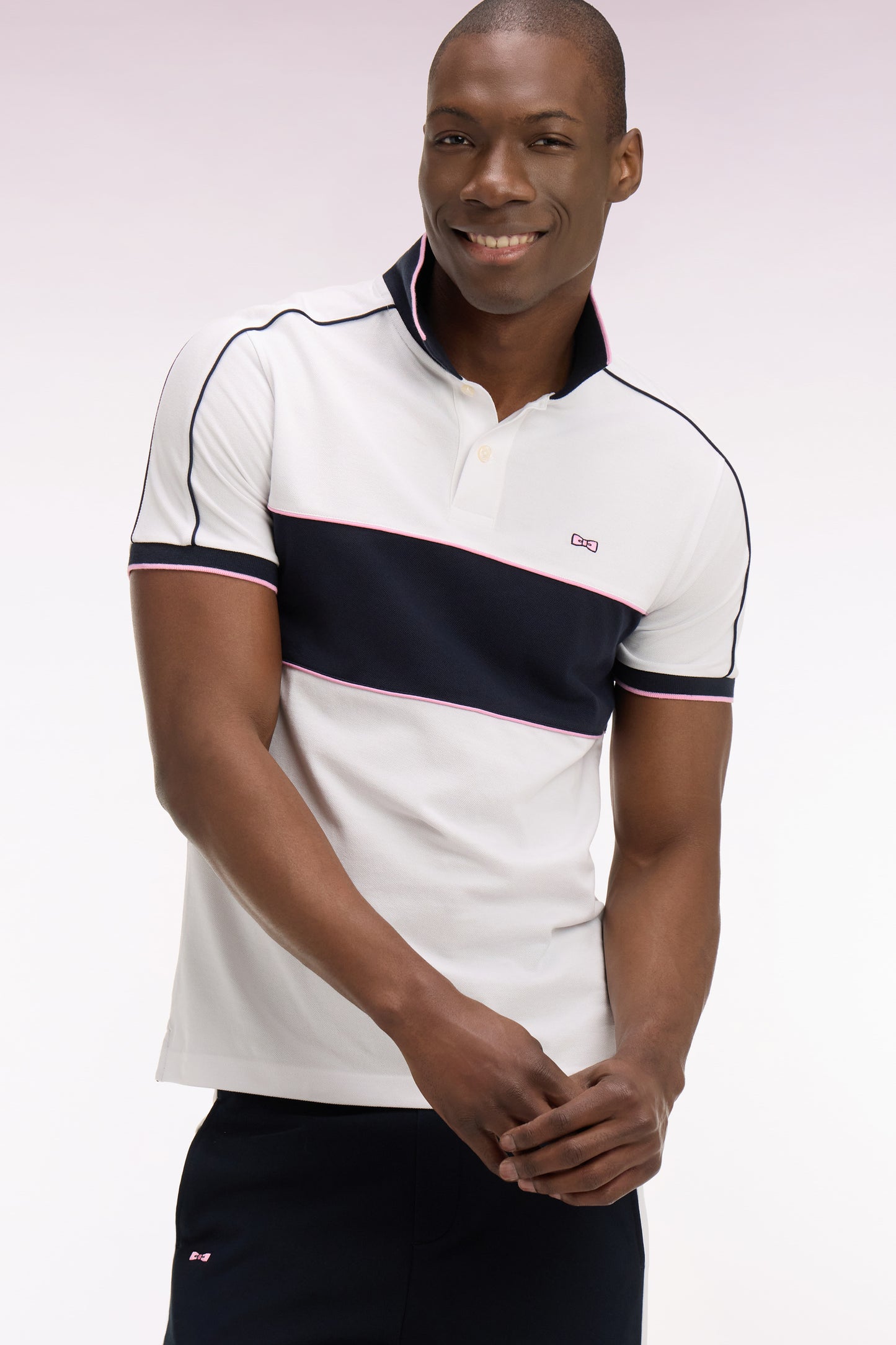 Short-sleeved polo shirt in white cotton with navy cutouts, regular fit
