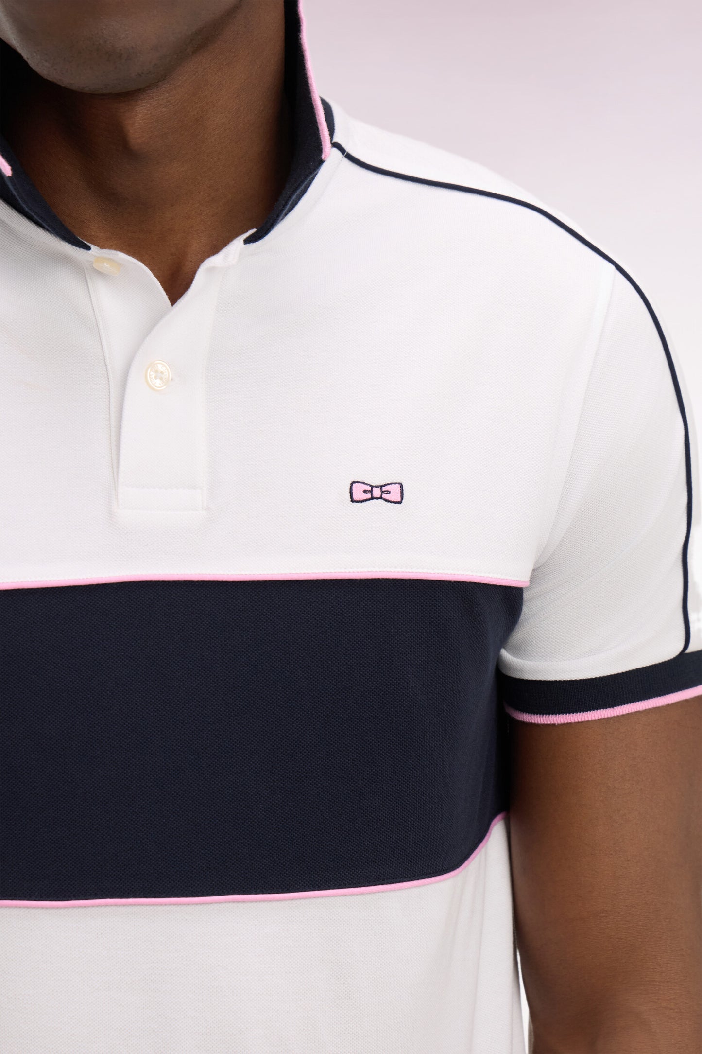 Short-sleeved polo shirt in white cotton with navy cutouts, regular fit