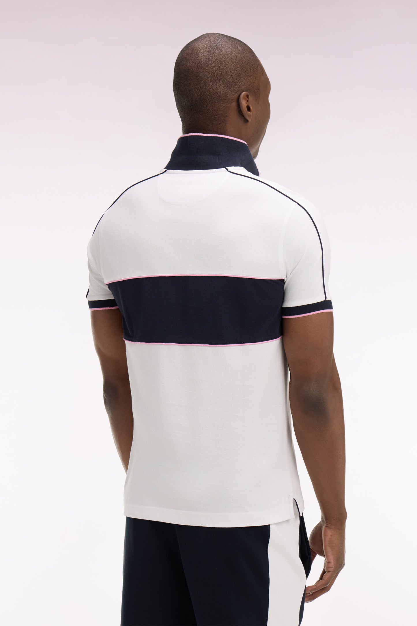Short-sleeved polo shirt in white cotton with navy cutouts, regular fit