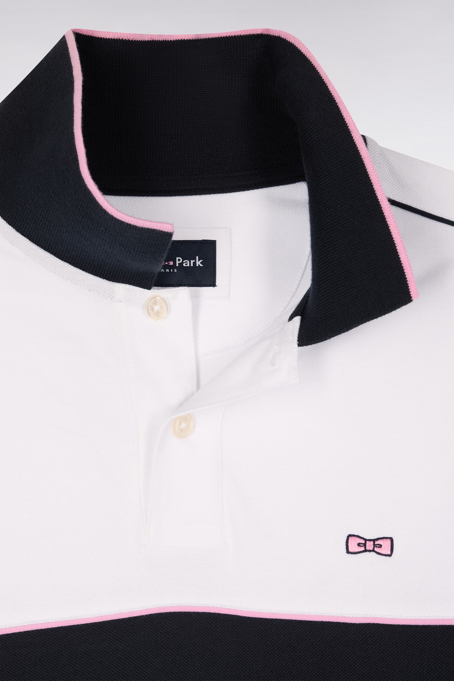 Short-sleeved polo shirt in white cotton with navy cutouts, regular fit