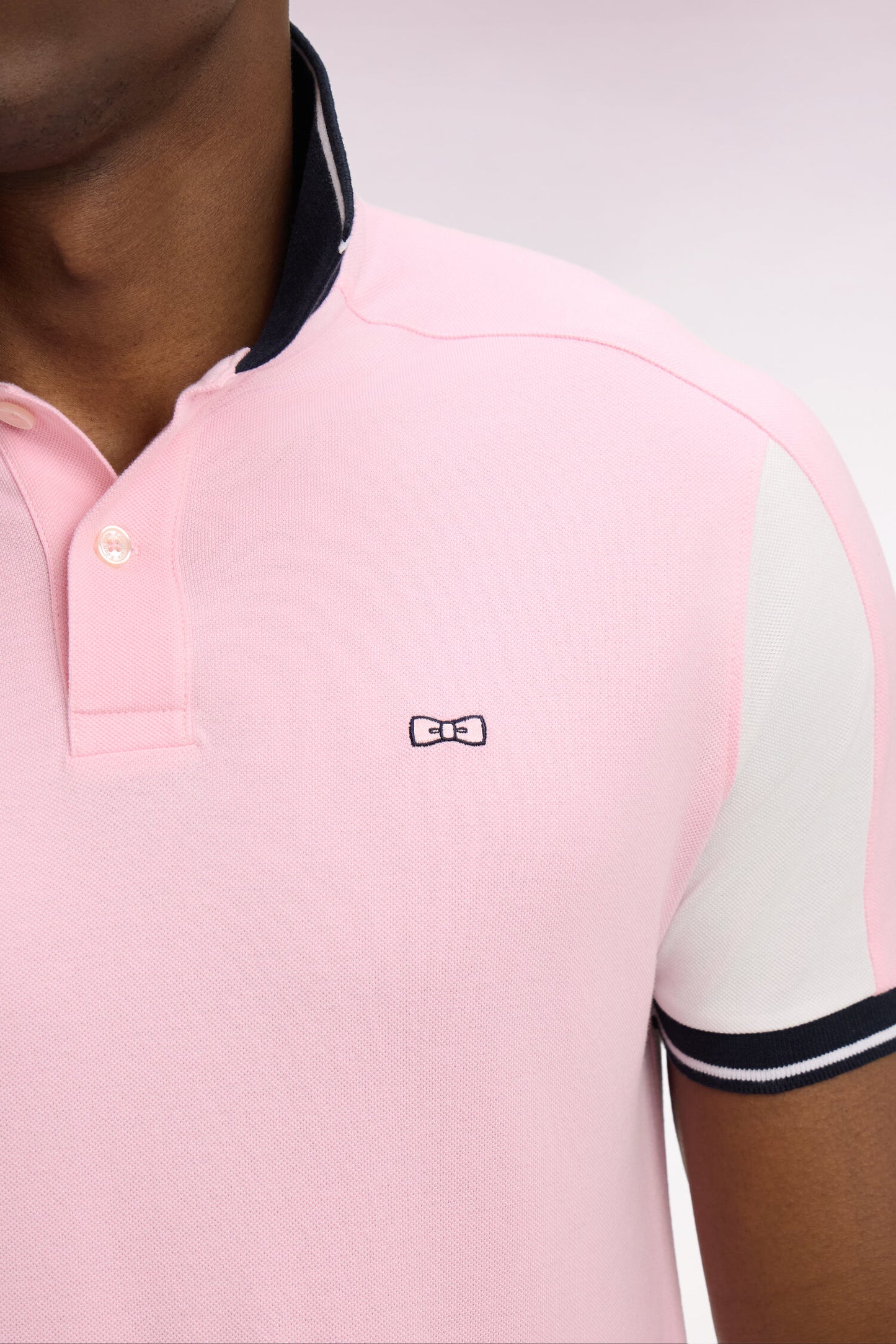 Polo à manches courtes en coton rose brodé coupe regular