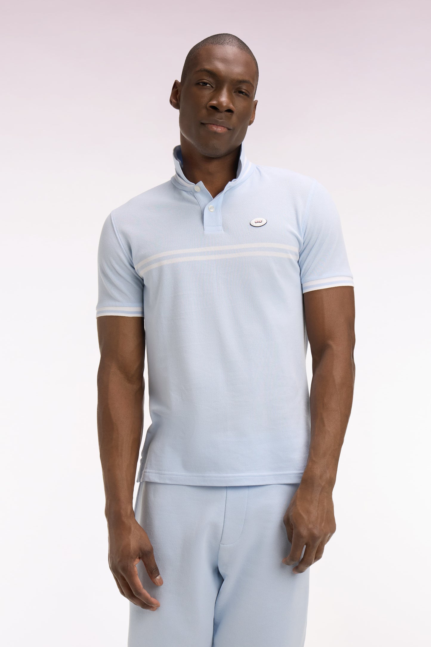 Polo à manches courtes en coton bleu ciel à rayures blanches coupe regular