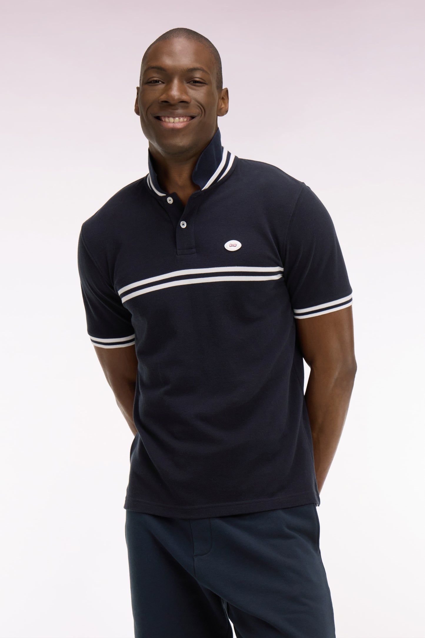 Short-sleeved polo shirt in navy cotton with white stripes, regular fit