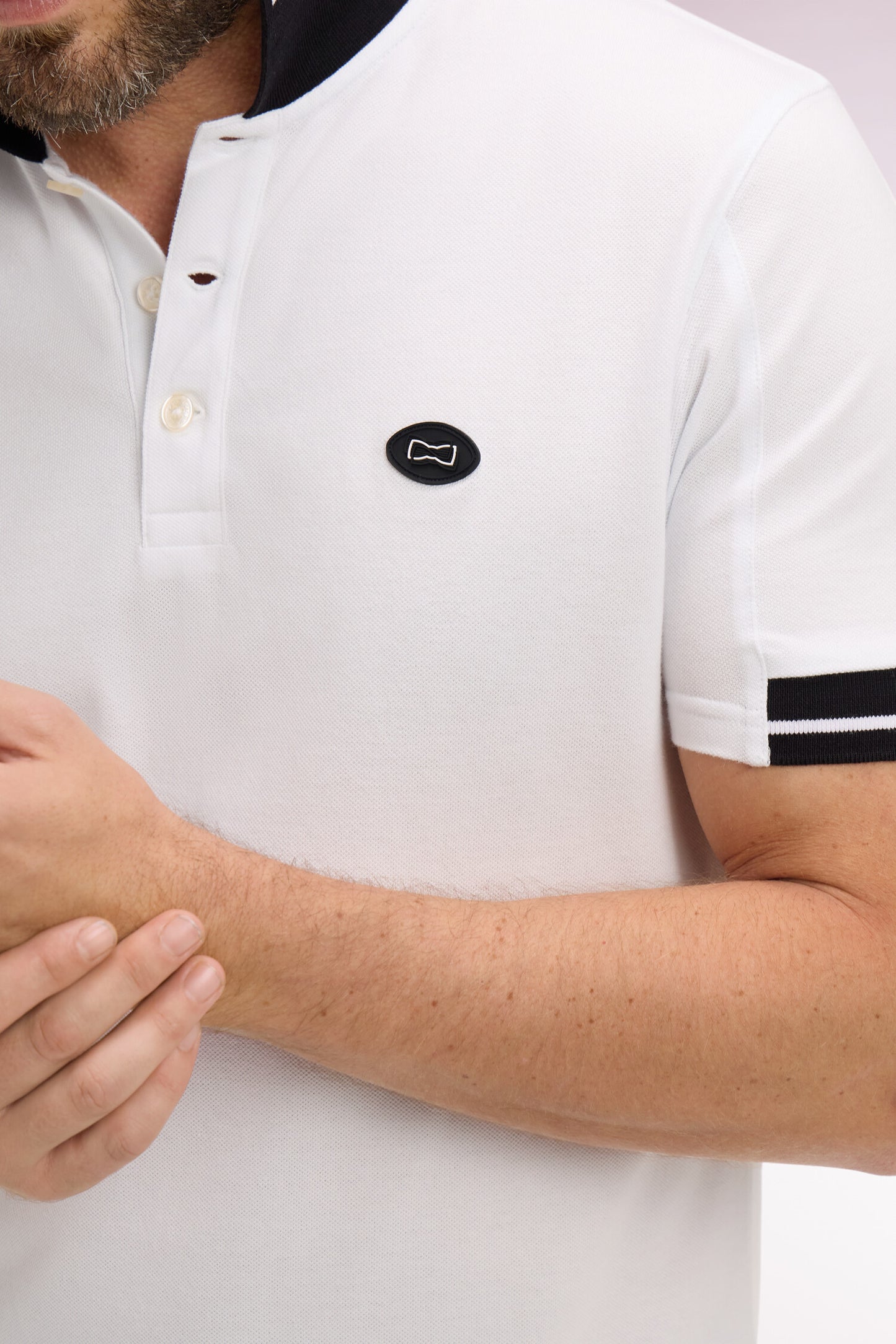 Short-sleeved polo shirt in white cotton pique with navy details