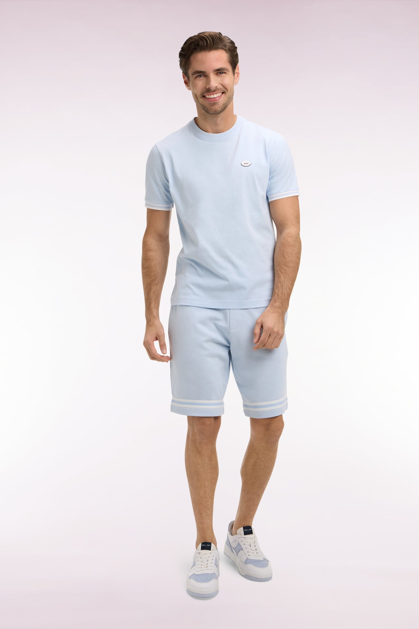 Short en molleton ciel à bordures de jambe rayées