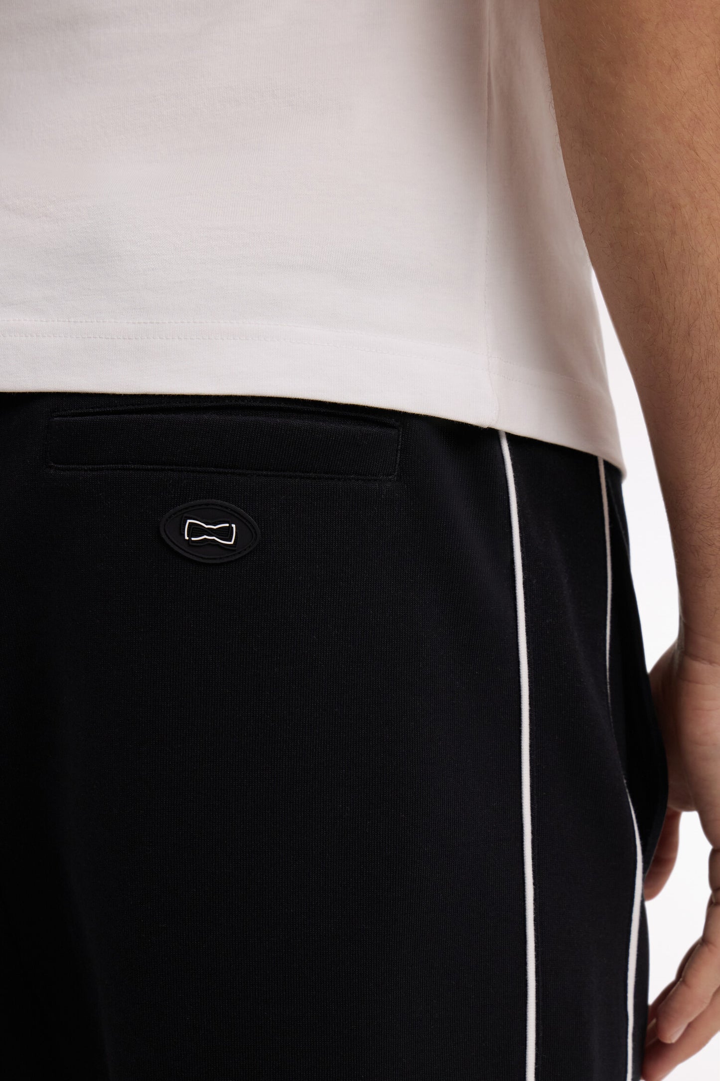 Short en molleton noir passepoils blancs