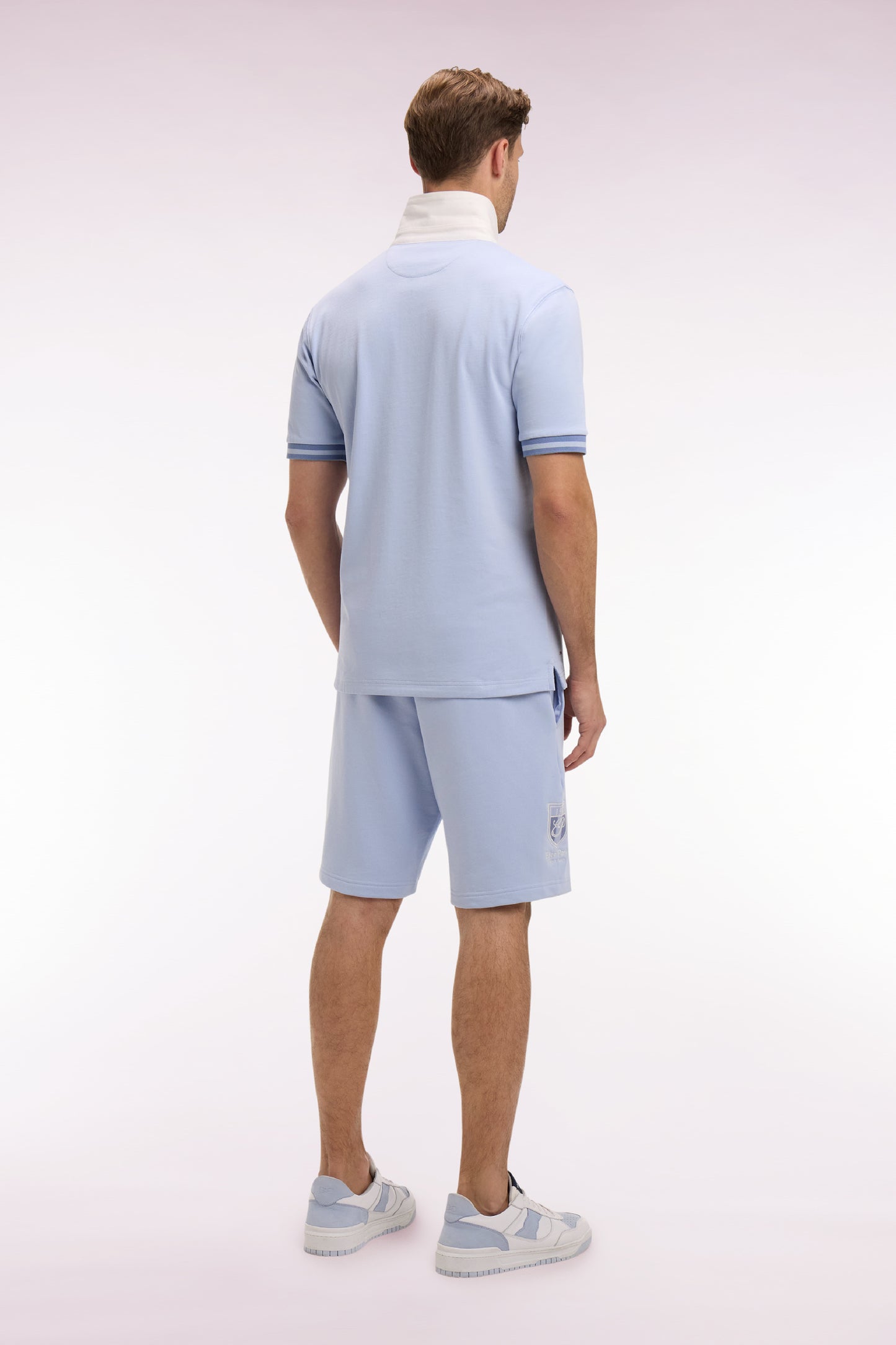 Short en molleton coton ciel à broderie blason