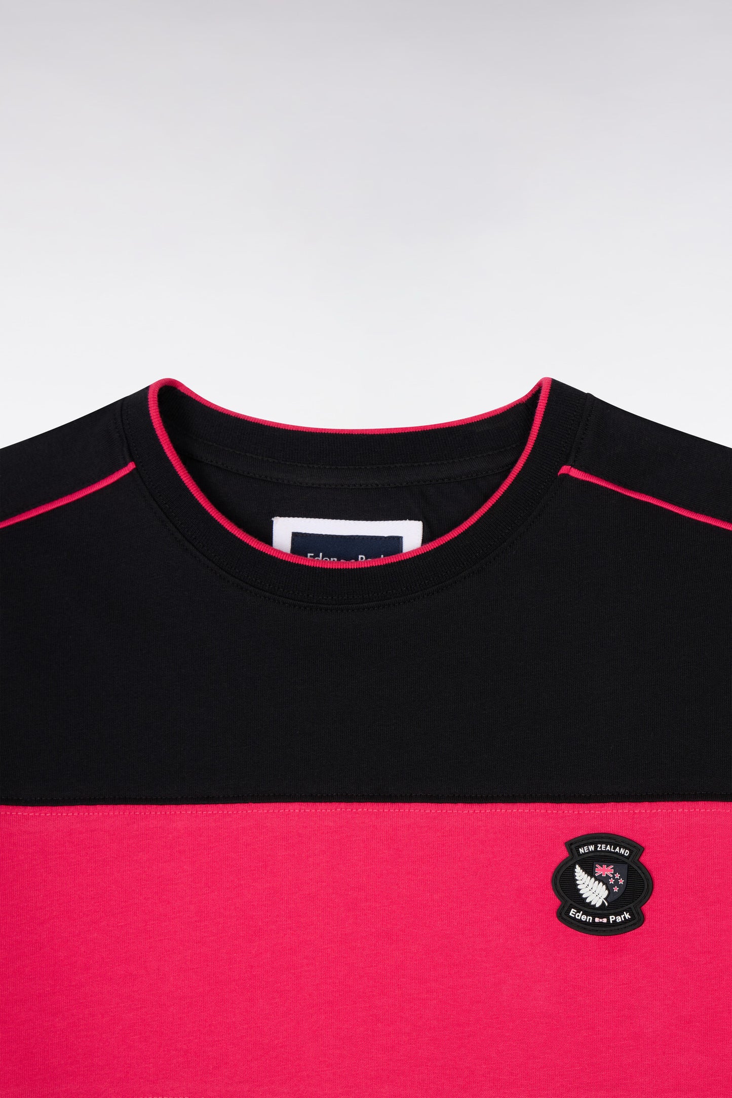 T-shirt à manches courtes New Zealand en coton noir à découpes coupe regular