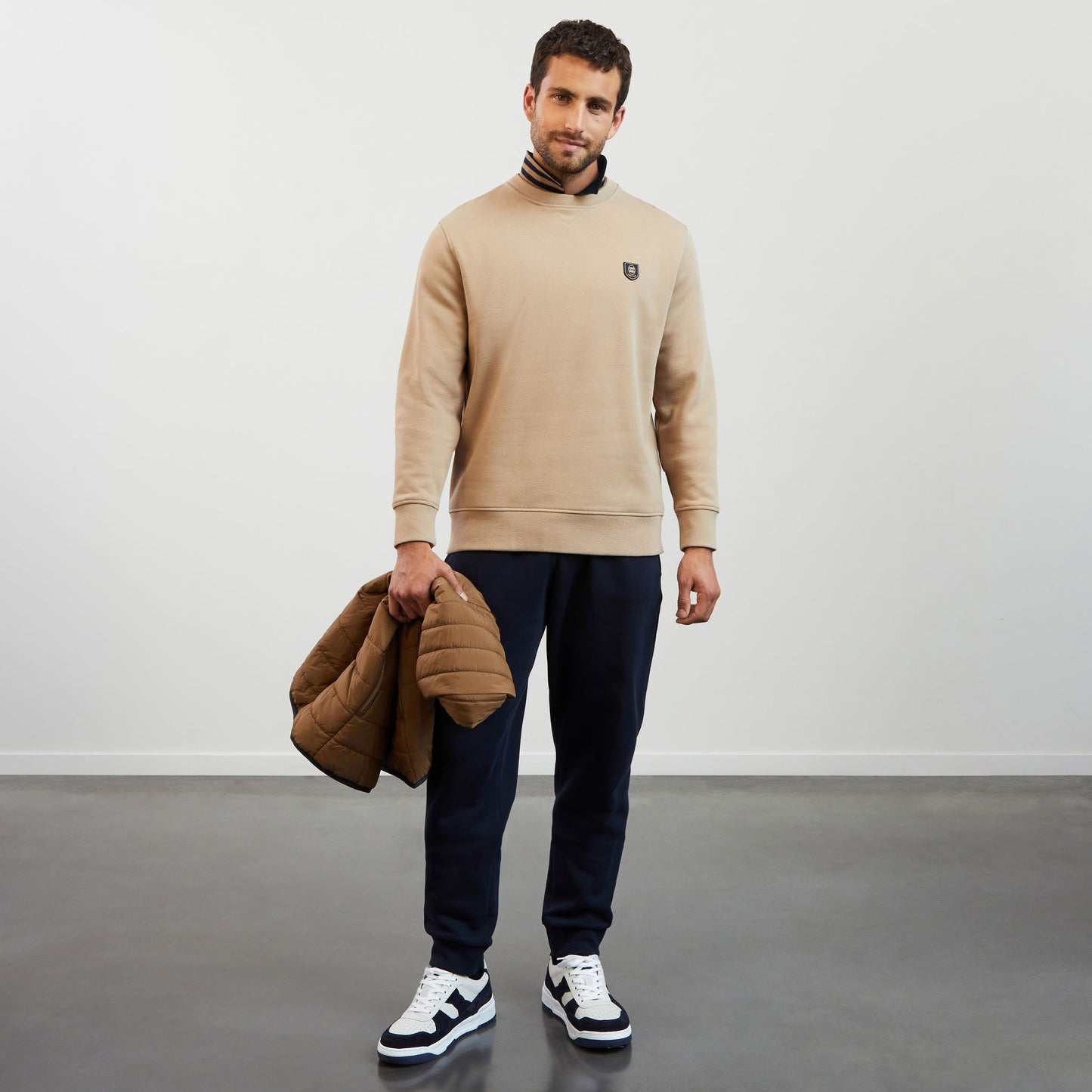 Plain beige round-neck sweatshirt
