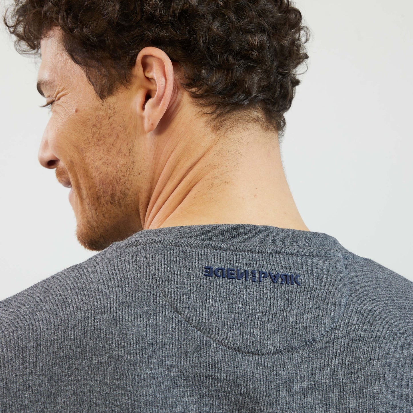 Grey round-neck sweatshirt