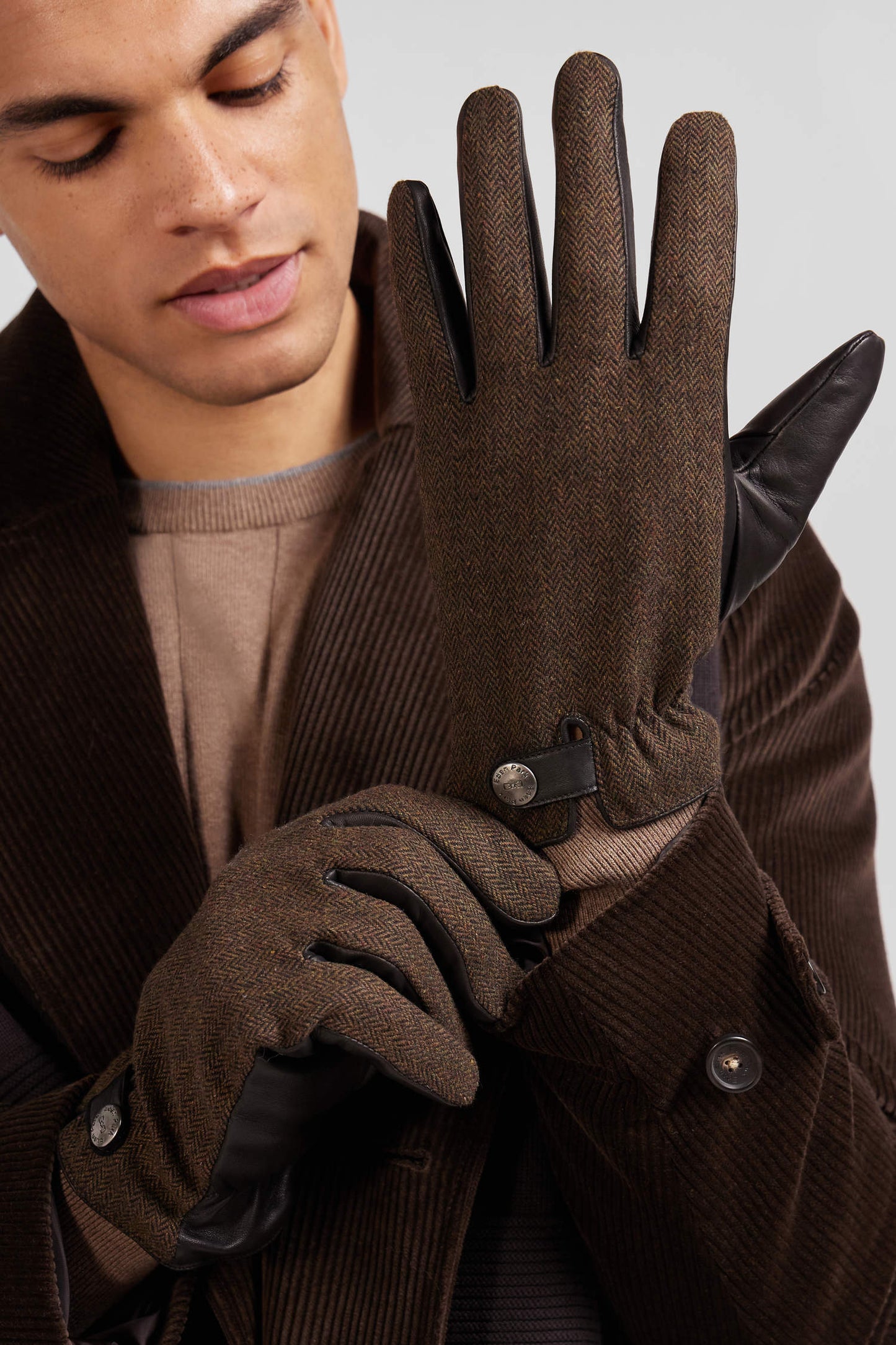 Paire de gants en cuir lisse marron