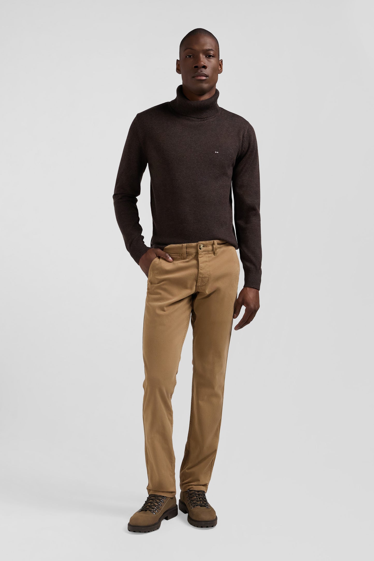 Regular brown chino trousers in stretch cotton gabardine