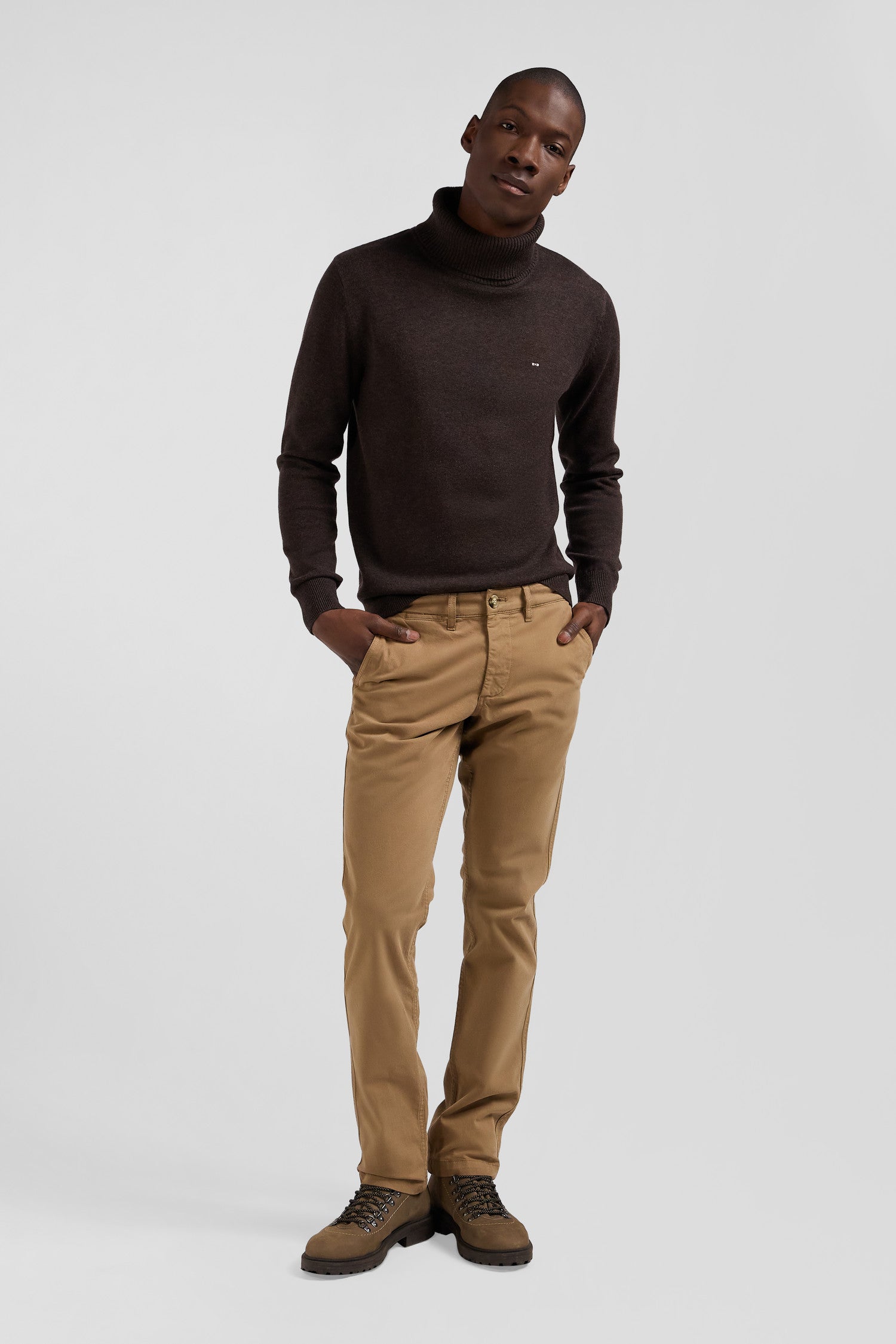 Regular brown chino trousers in stretch cotton gabardine