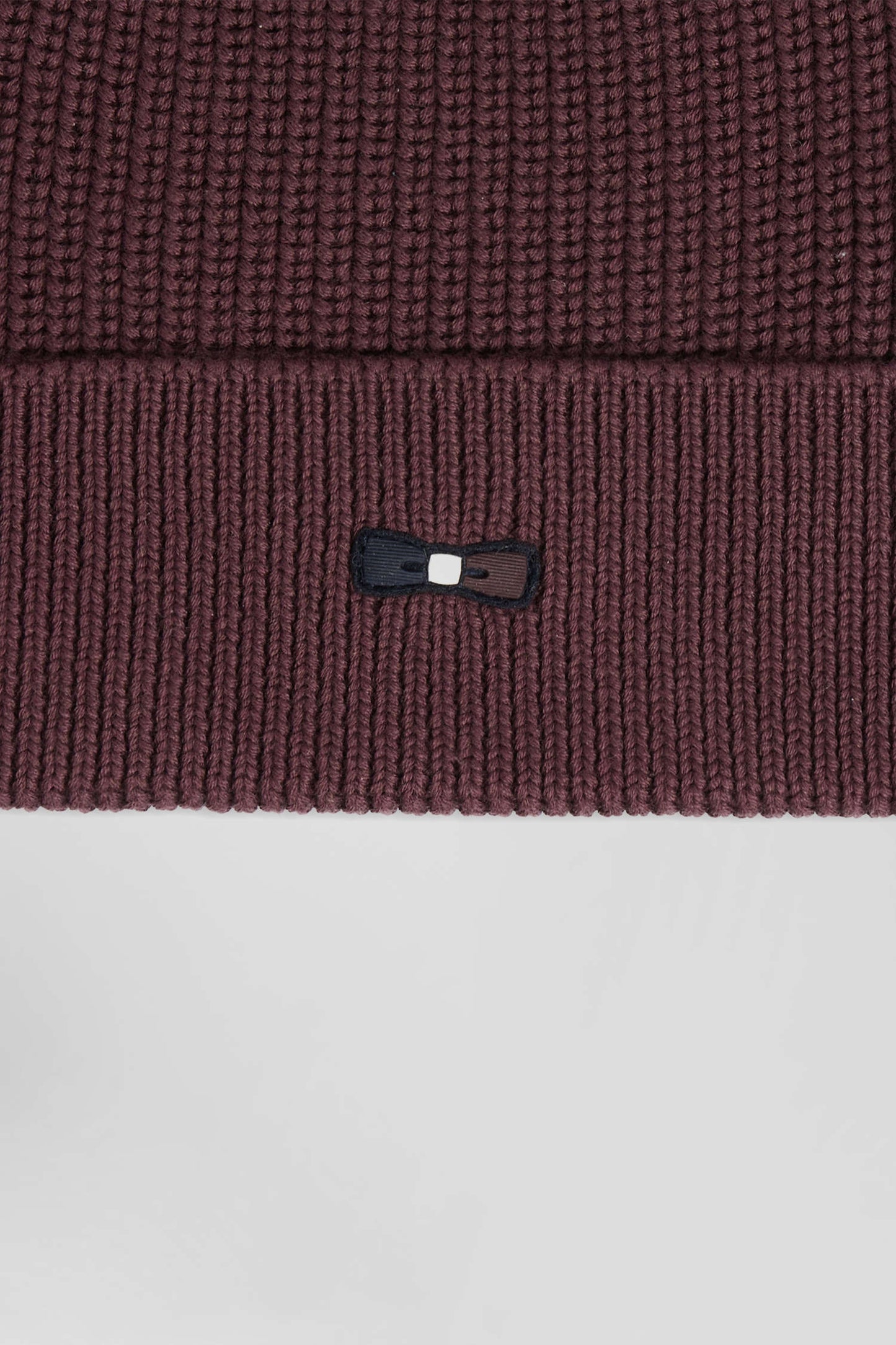 Burgundy knitted cotton beanie with tricolour details