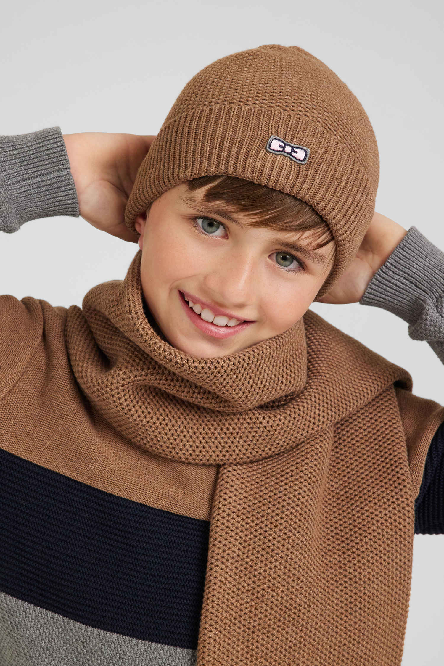 Plain camel cotton beanie with bow tie embroidery