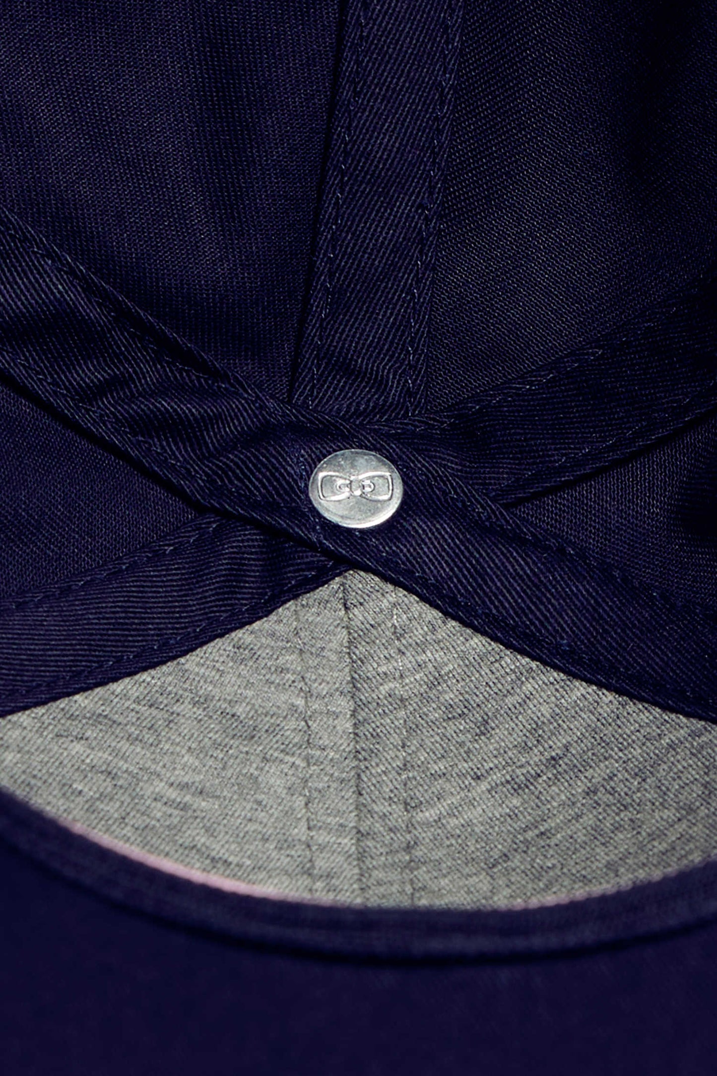 Casquette en coton bleu marine visière siglée