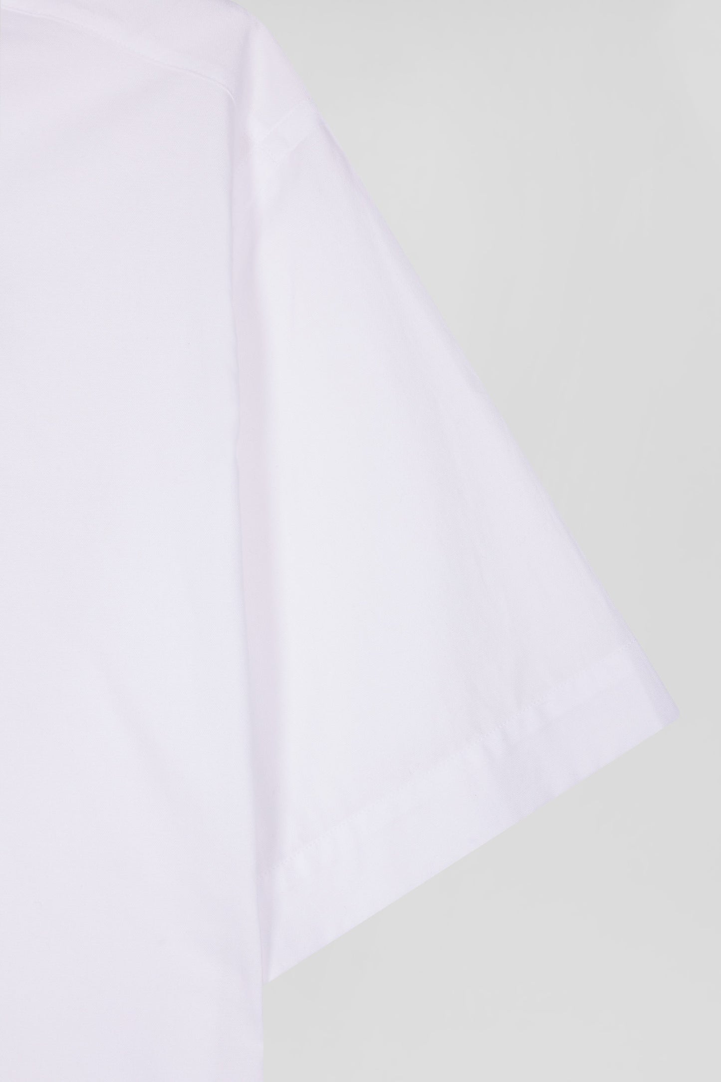 Regular white cotton short-sleeved shirt with back 10 embroidery