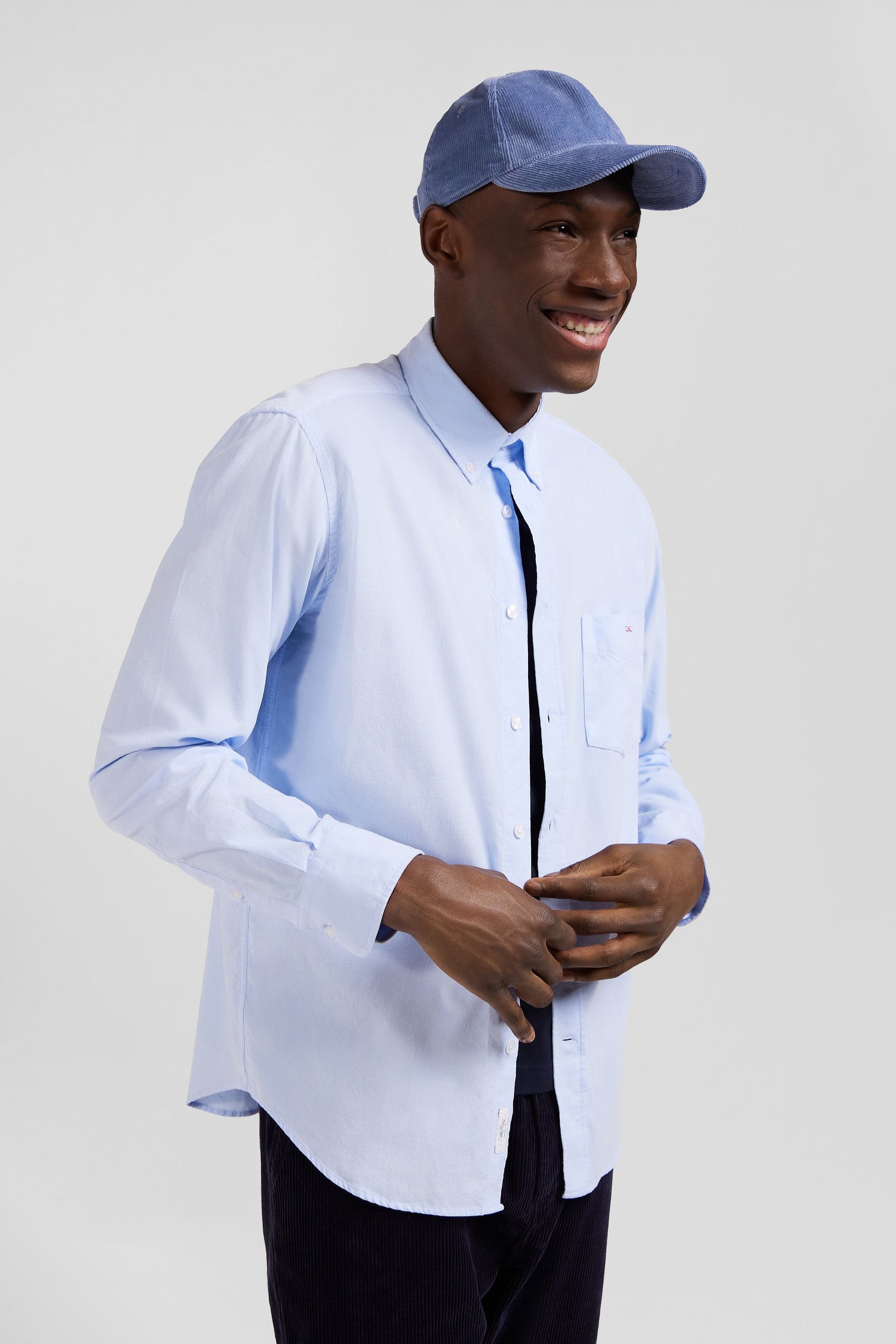 Chemise en coton uni ciel col boutonné et poche poitrine coupe Regular