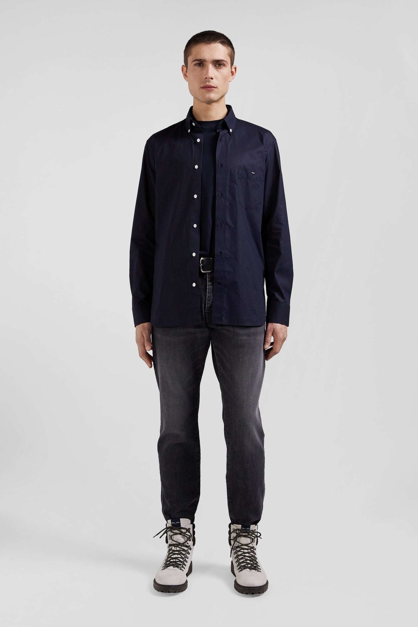 Regular navy blue cotton poplin shirt with button-down collar and printed elbow patches