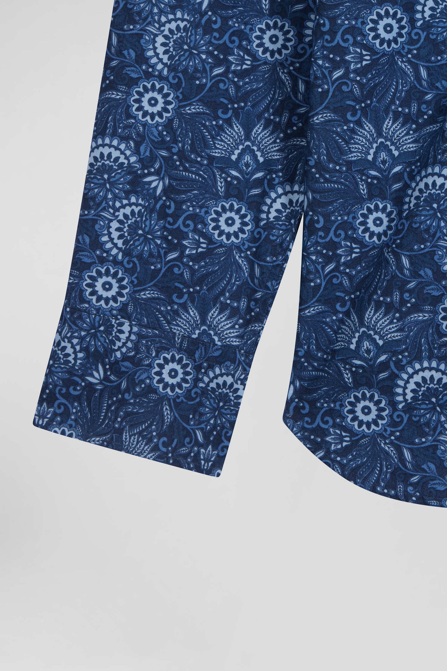 Regular navy blue cotton shirt with graphic print