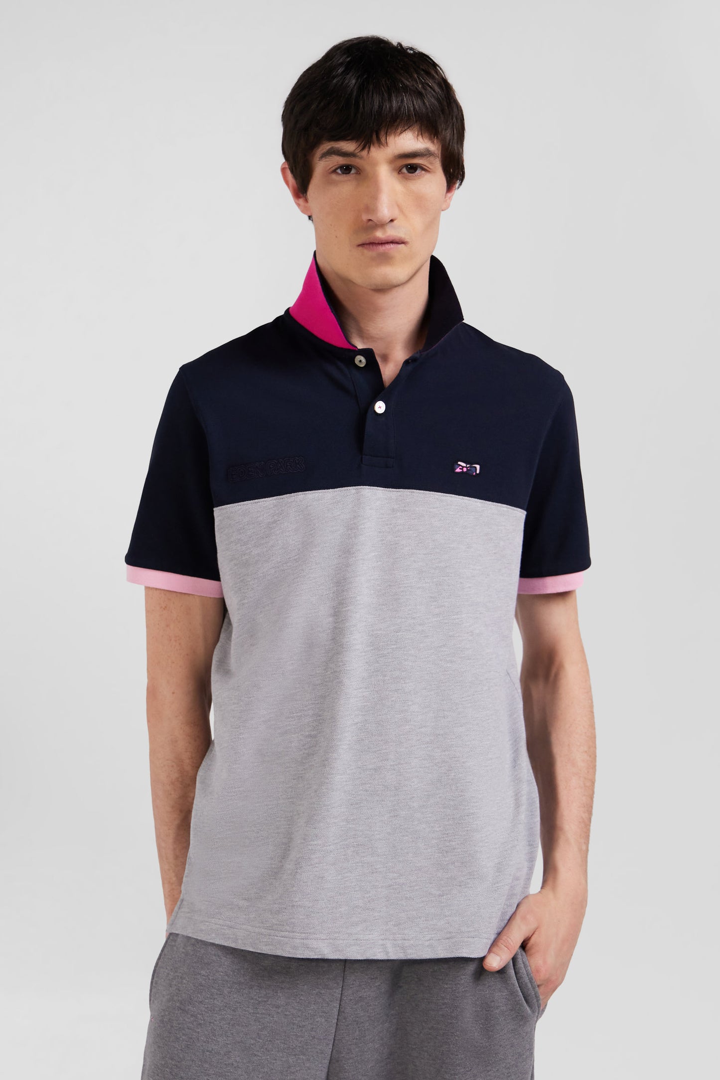 Regular grey short-sleeved cotton piqué polo shirt with bow tie embroidery and contrasting details