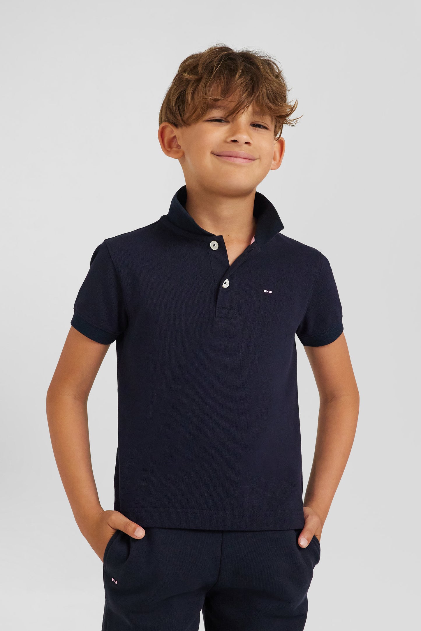 Regular navy blue short-sleeved cotton piqué polo shirt with back bow tie embroidery