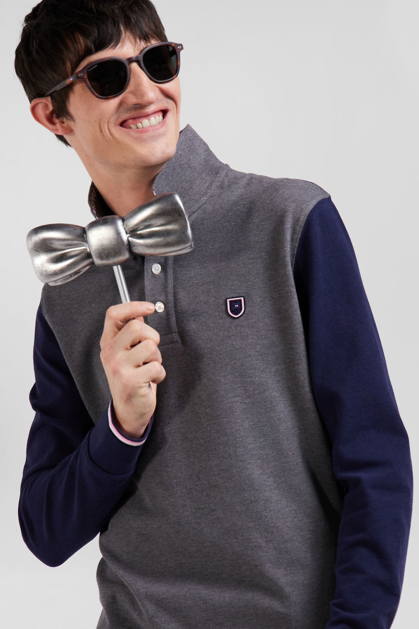 Regular grey long-sleeved cotton piqué polo shirt with jacquard collar and rubber badge