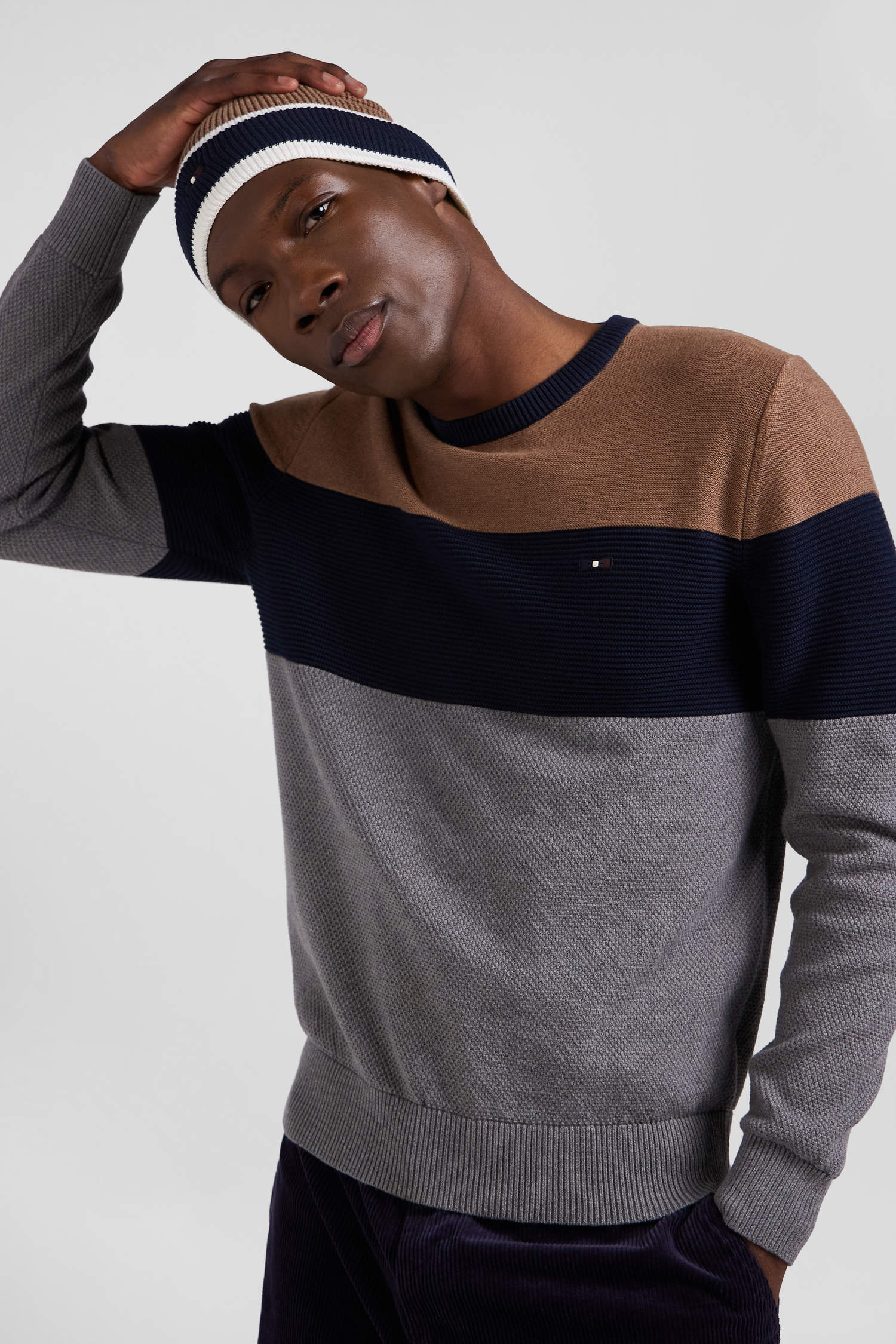 Regular grey and camel cotton crew neck jumper with knit patterns