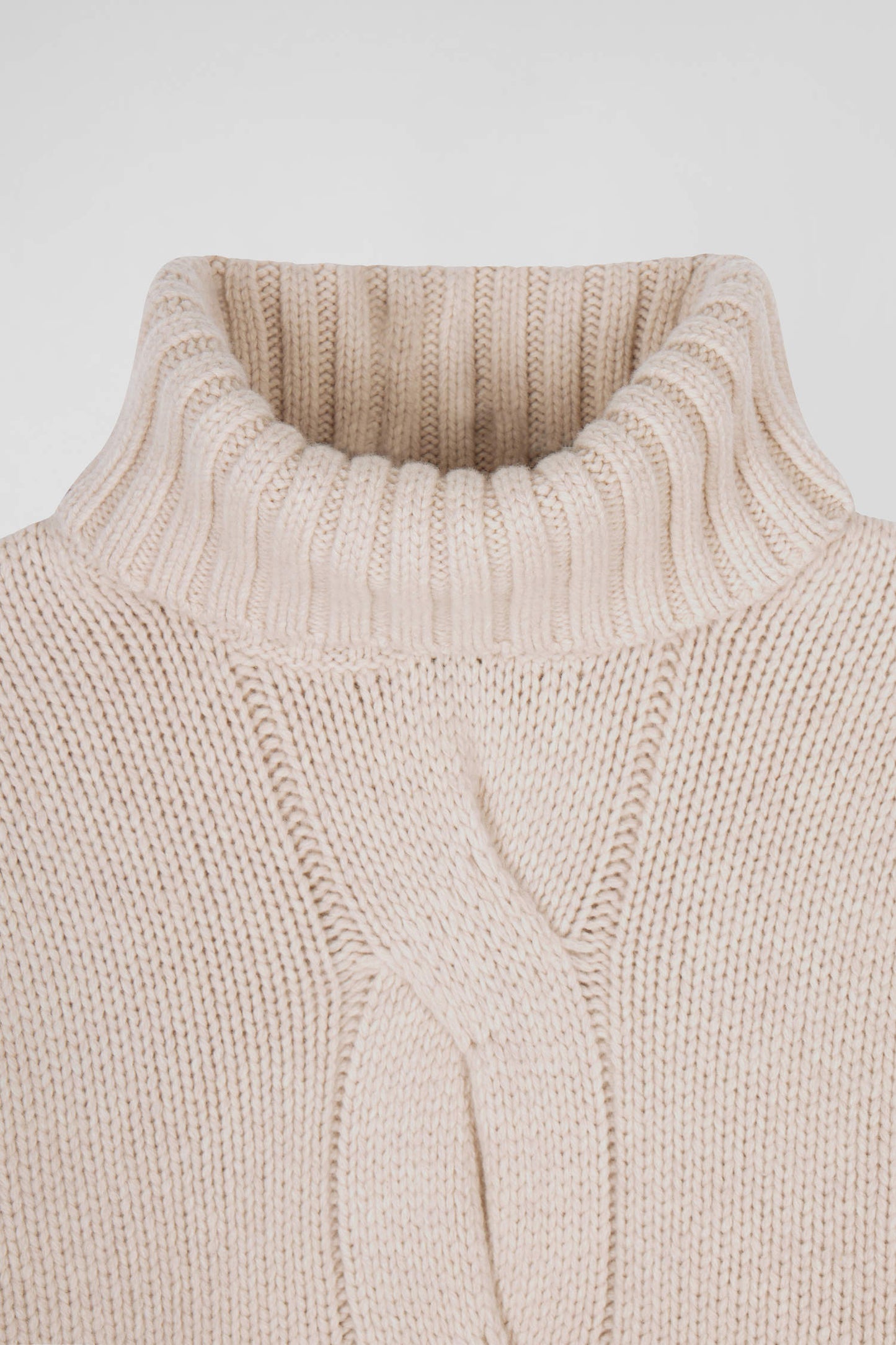 Regular ecru virgin wool and recycled polyamide turtleneck jumper with 3D knitting