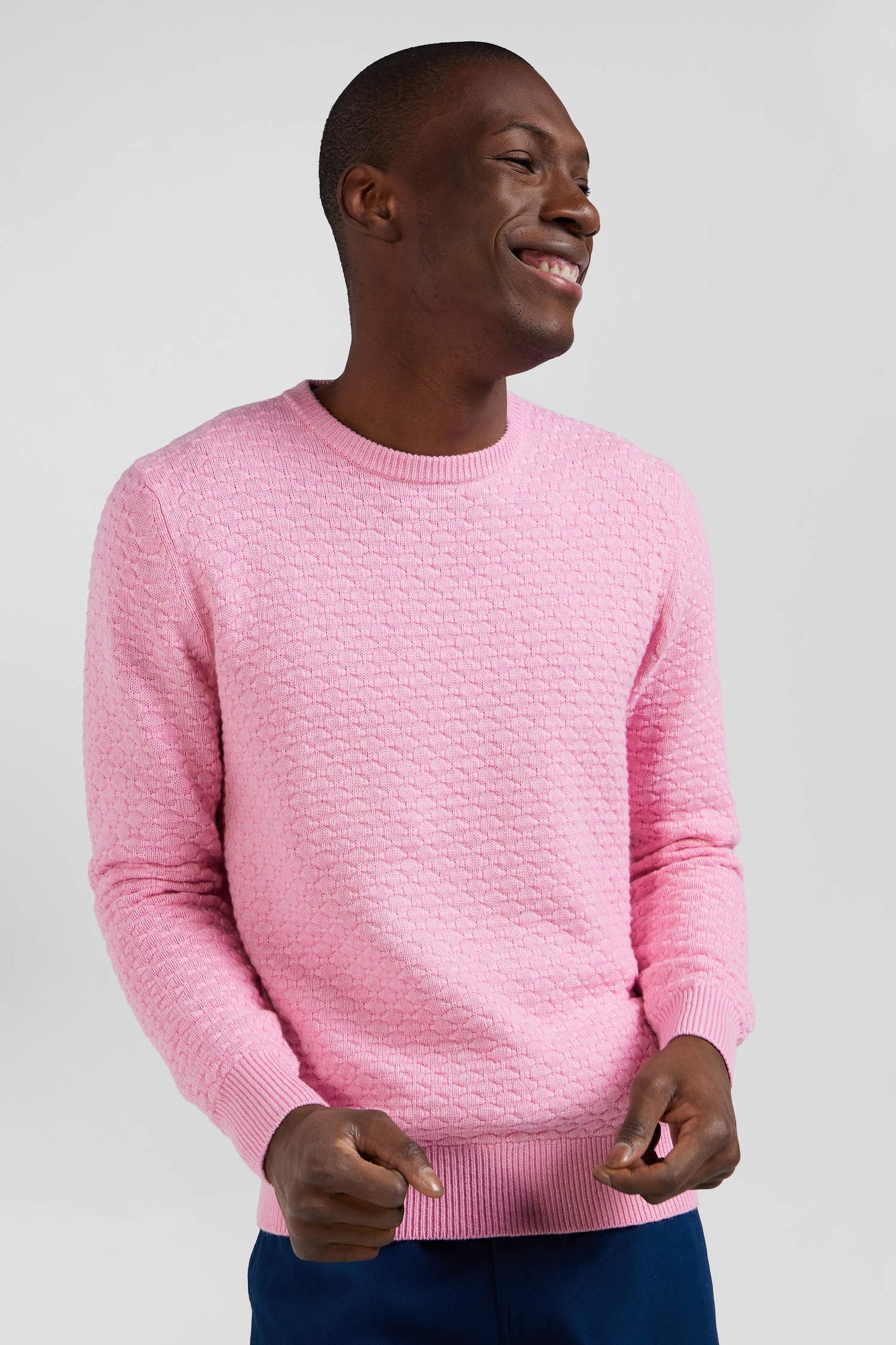 Pull col rond en laine et coton rose coupe Regular effet micro nœud papillon