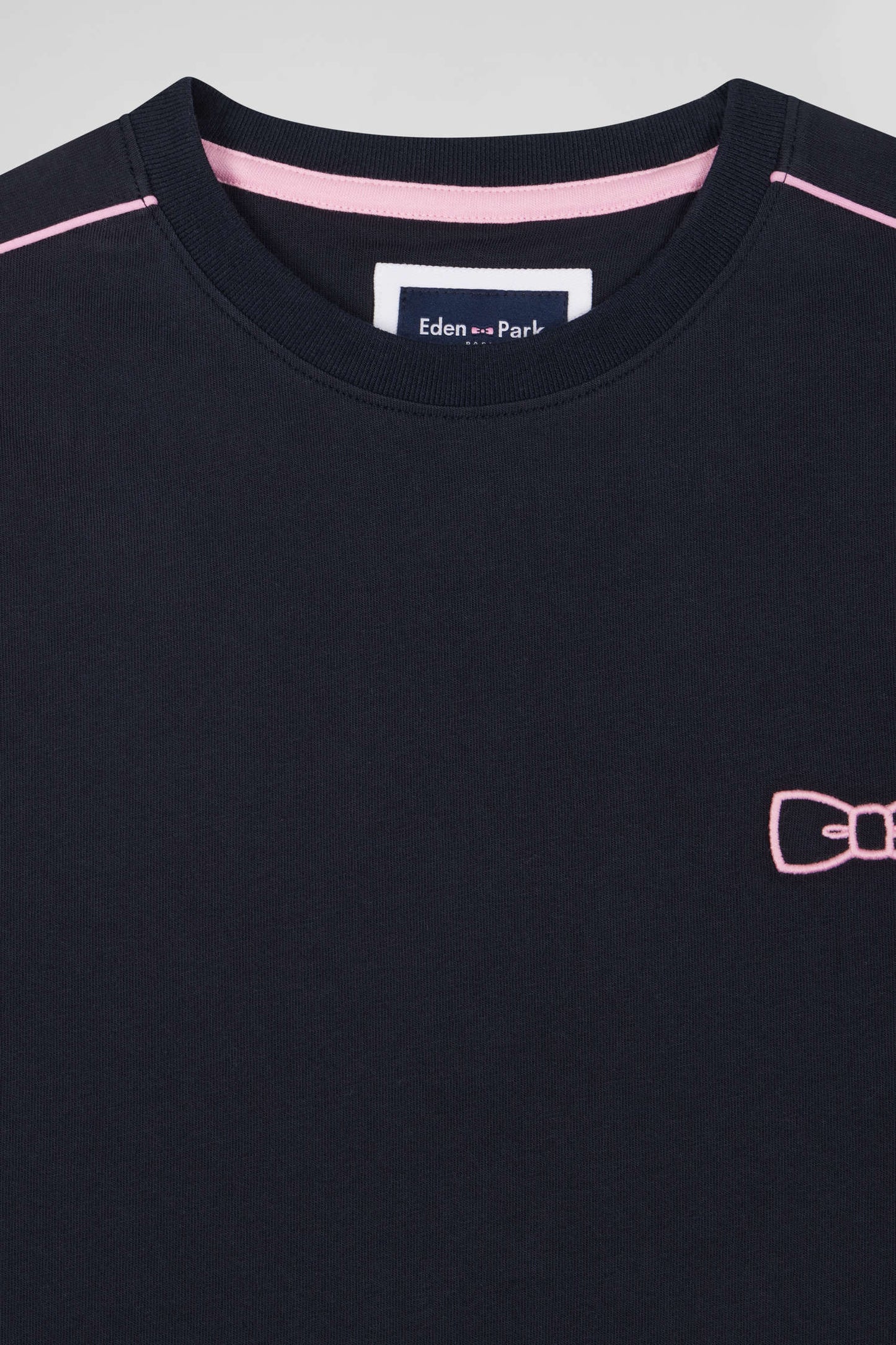 Regular navy short-sleeved cotton T-shirt with pink piping