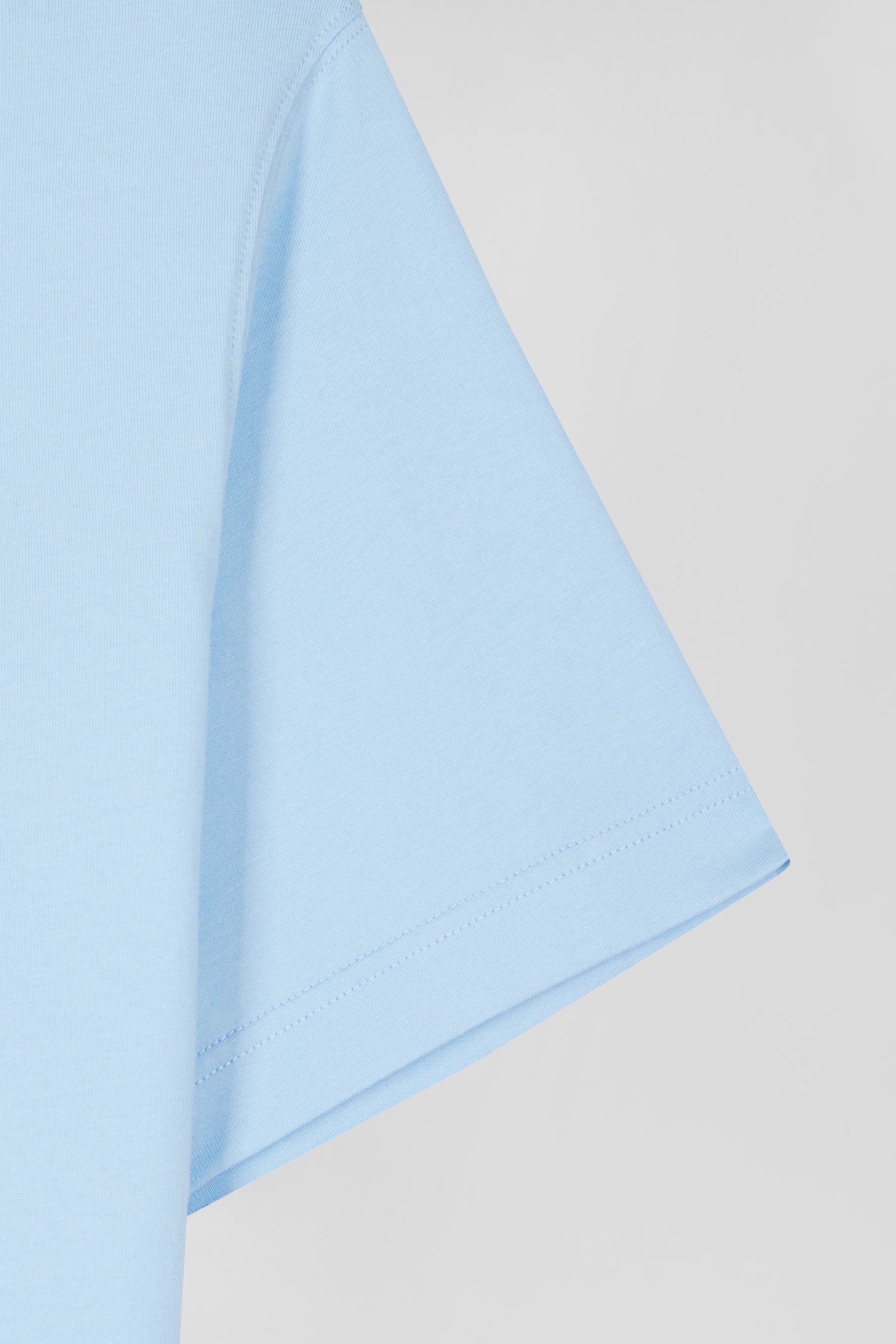 Regular sky blue short-sleeved cotton T-shirt with tie patchwork emblem