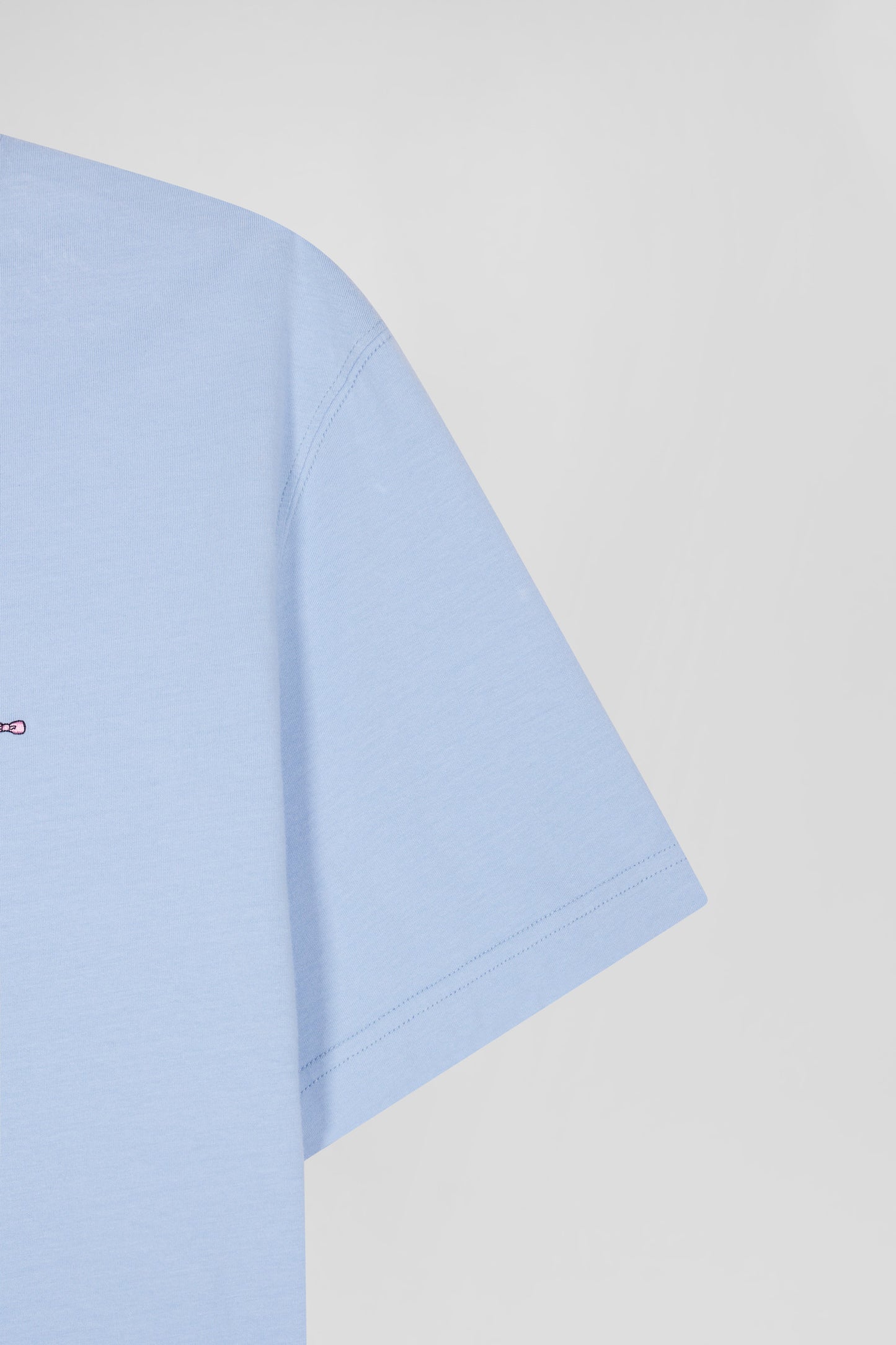 Regular sky blue short-sleeved cotton T-shirt with back patch