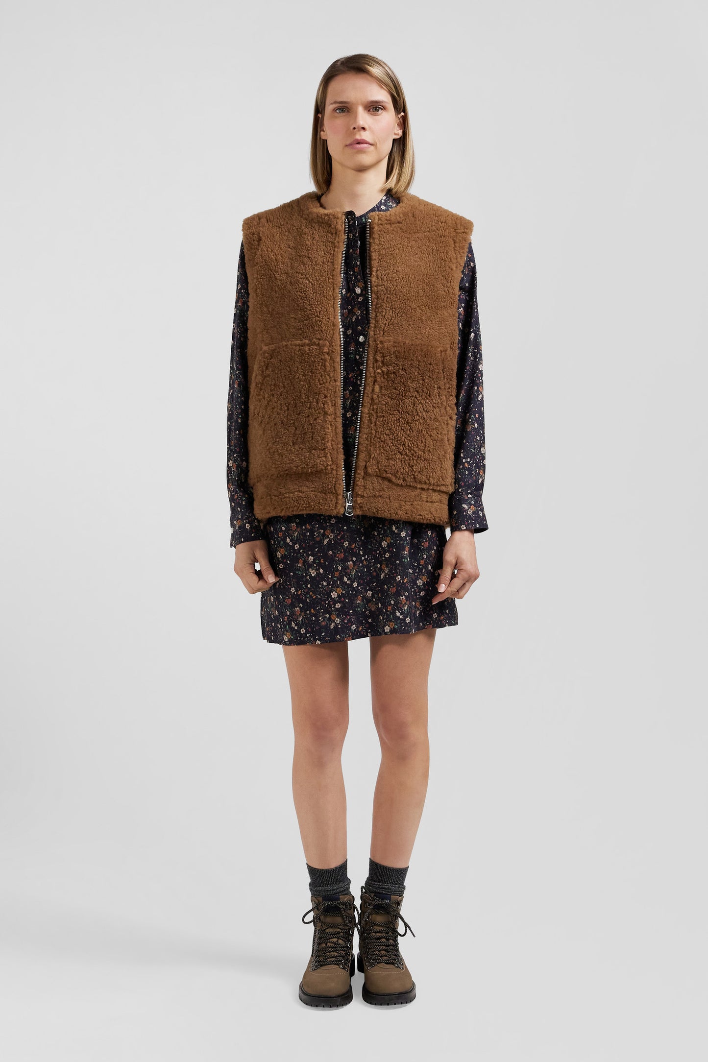 Sleeveless zip-up vest in hazelnut sheepskin Relaxed fit