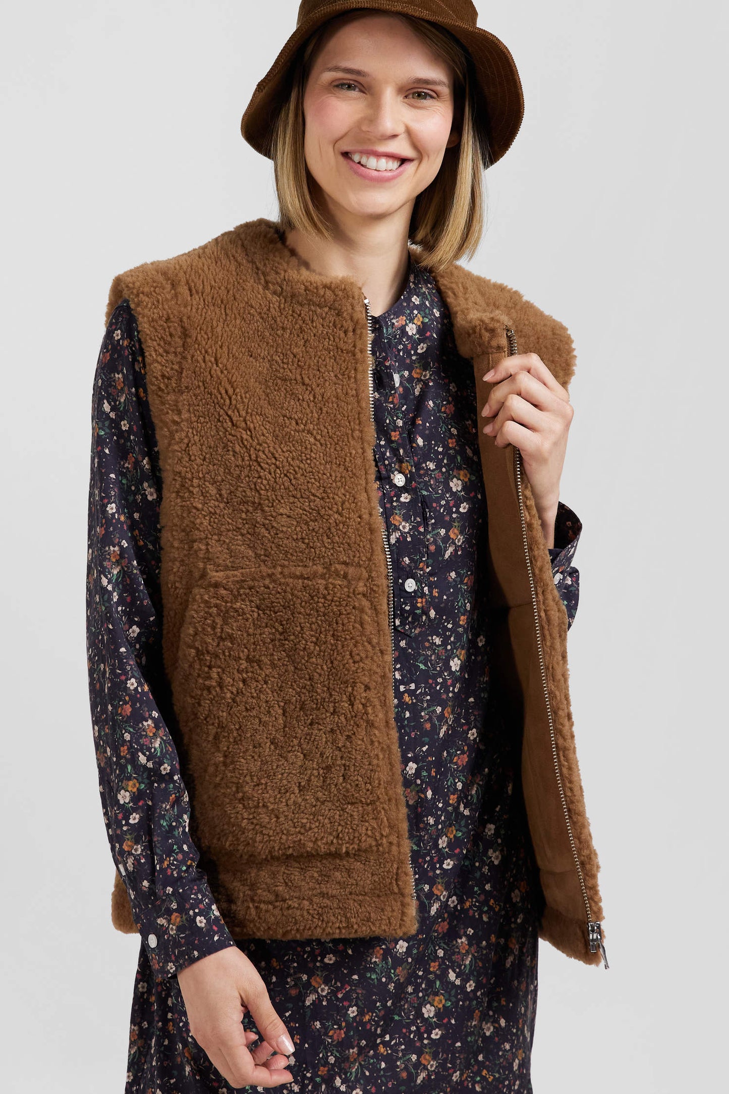 Sleeveless zip-up vest in hazelnut sheepskin Relaxed fit